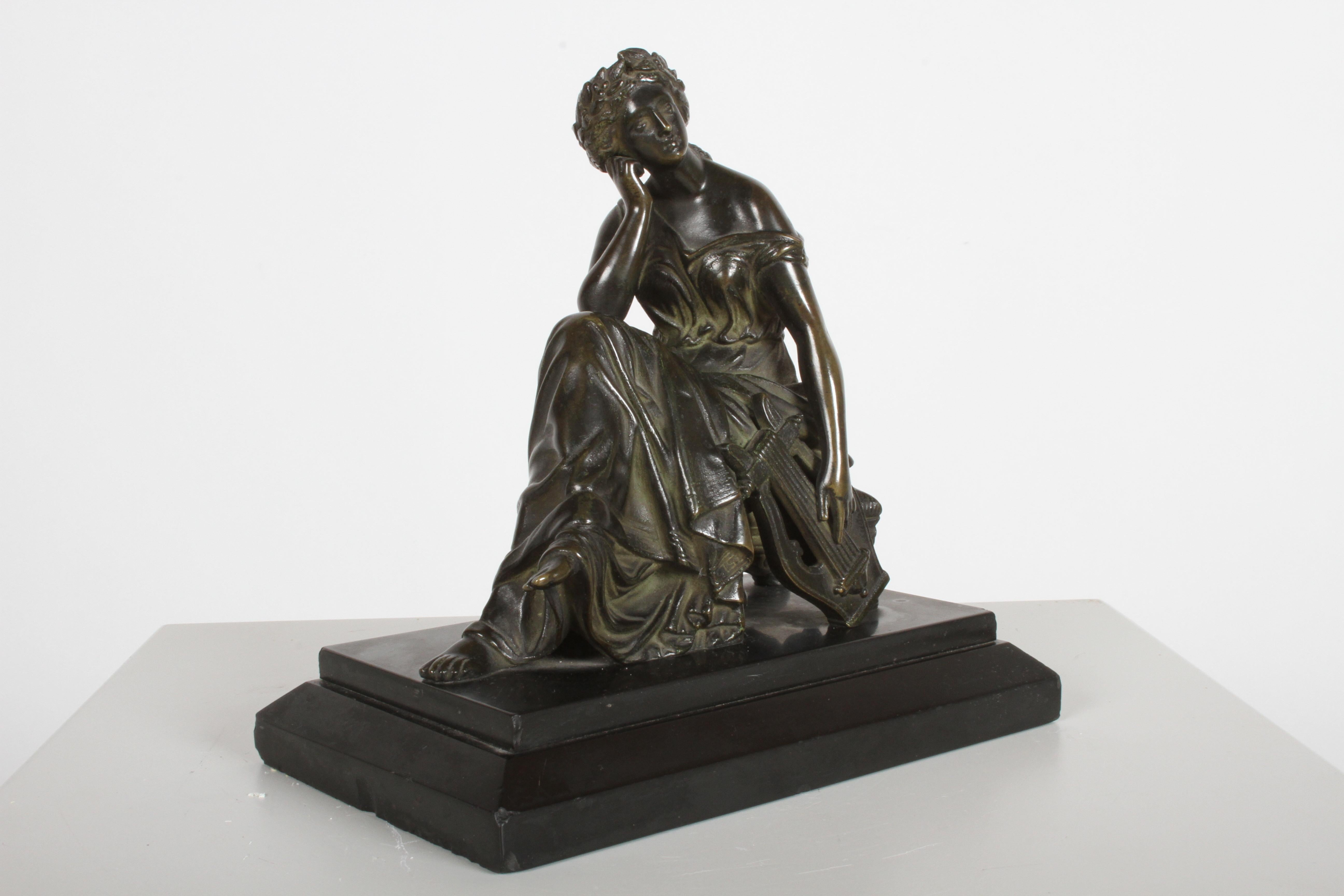 Neoklassizistische Bronze von Louis Alfred Habert (Franzose, 1824-1893), Figur der Muse aus dem späten 19. Jahrhundert: Terpsichore. Klassisch sitzende Frau mit Leier in der Hand und mit Blumen gekrönt auf schwarzem Marmorsockel. Auf der Leier