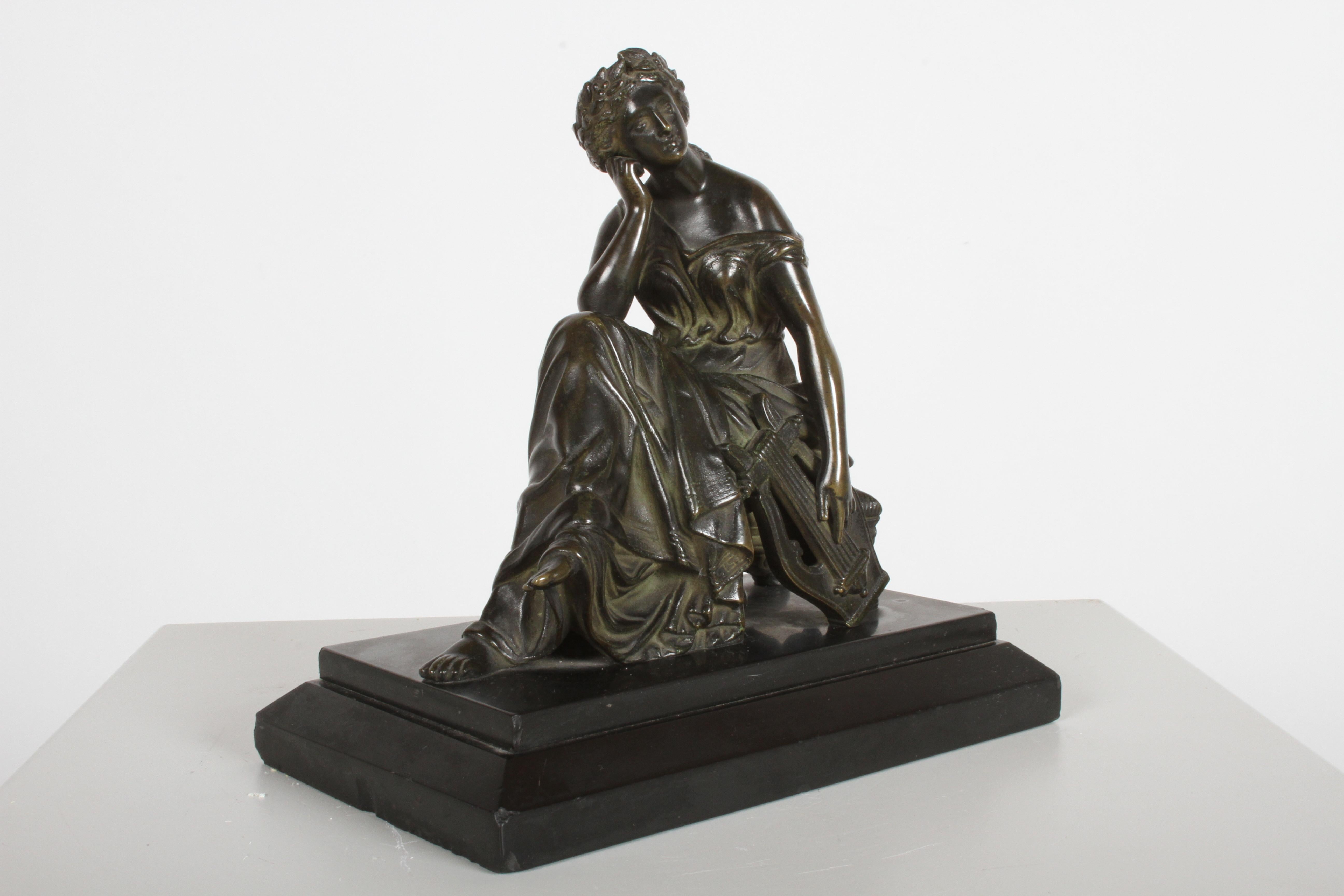 Bronzo neoclassico di Louis Alfred Habert (francese, 1824-1893), figura di musa della fine del XIX secolo: Terpsichore. Donna classica seduta, con in mano una lira e coronata di fiori, su base di marmo nero. Firmato sulla lira 