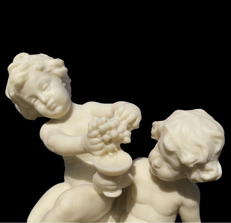 Sculpture en marbre du 19ème siècle de Putti de Bacchanale en vente 2