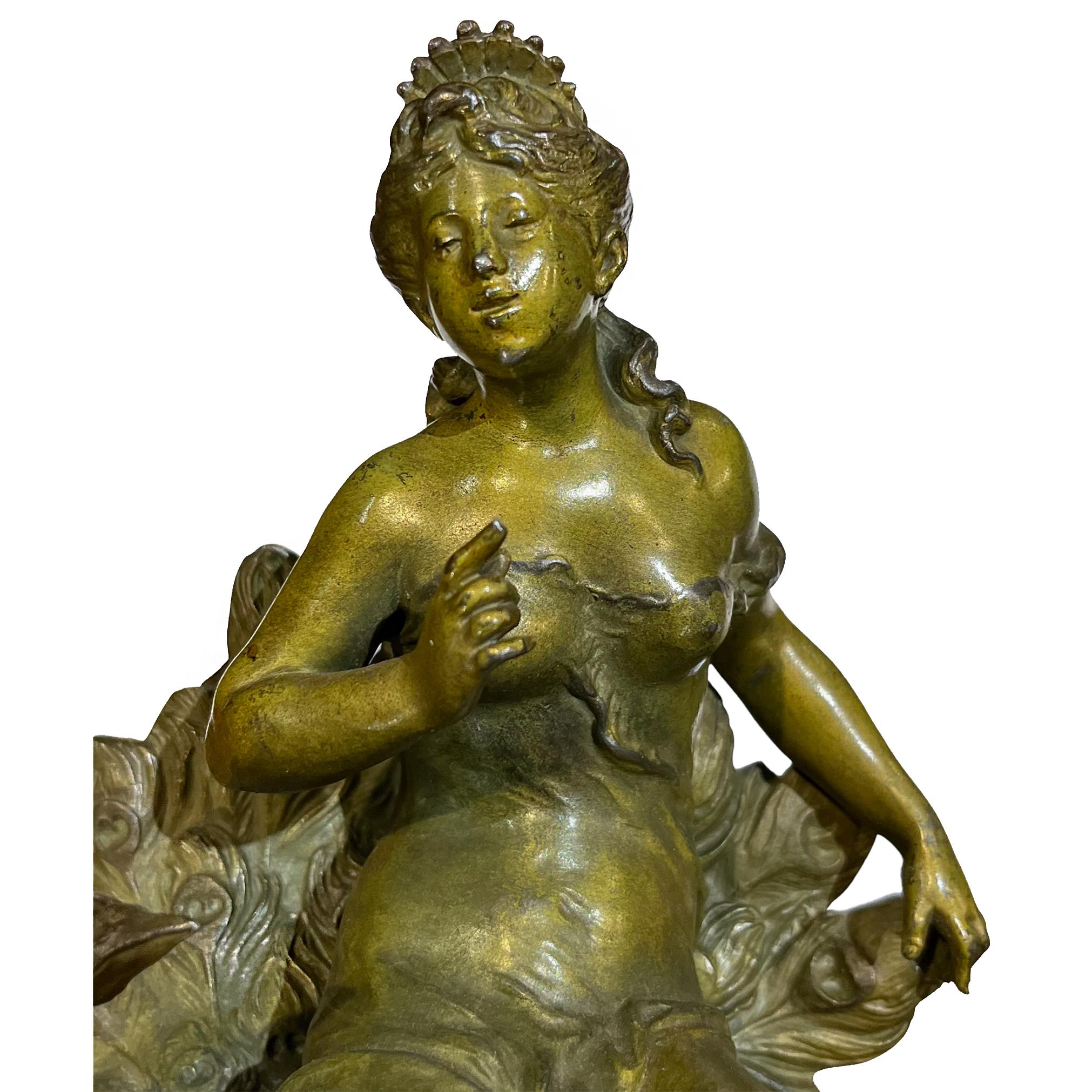 Eine sitzende Jungfrau neben einem Pfau von Auguste Moreau – Sculpture von Louis Auguste Moreau