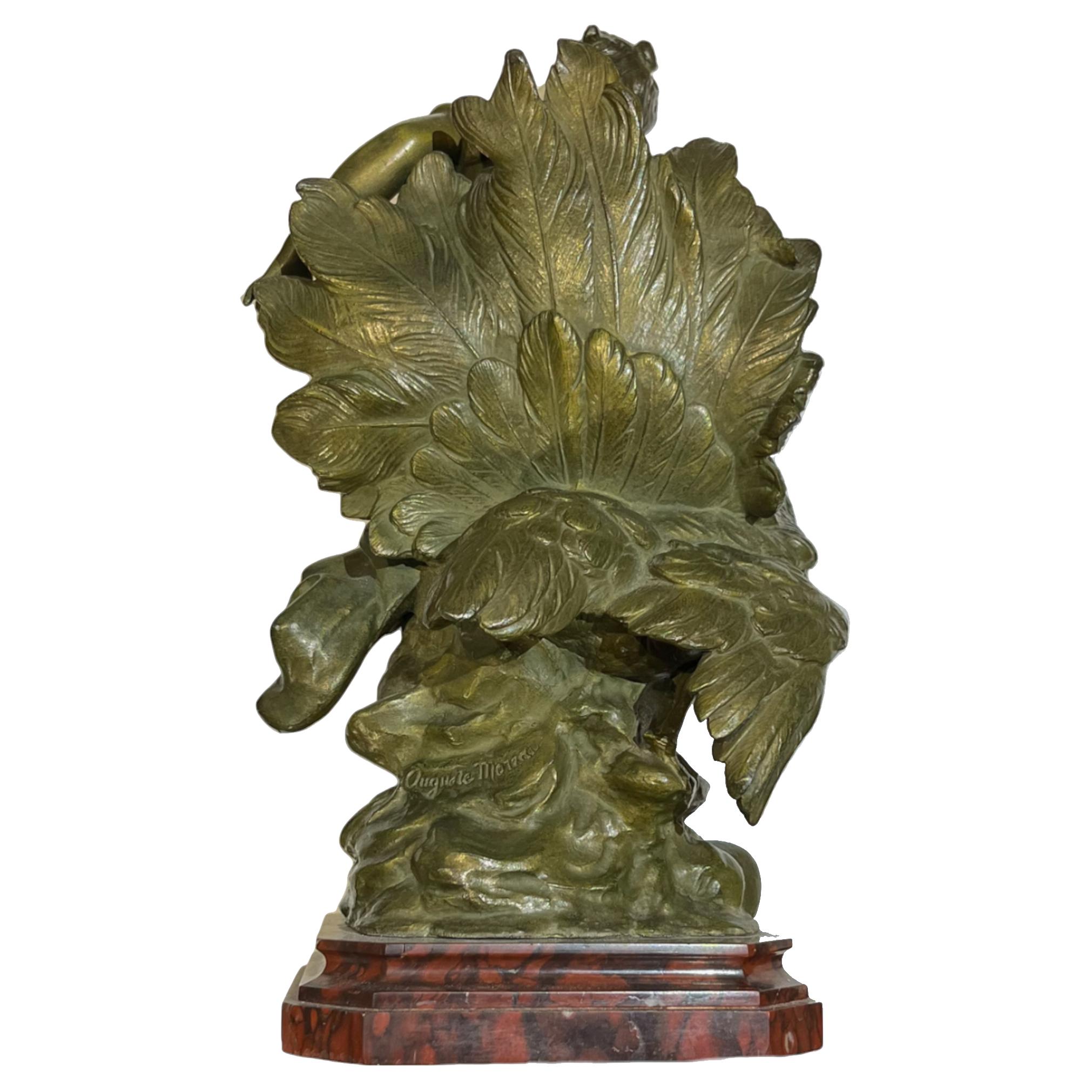 Feine französische patinierte Bronzefigur eines jungen Mädchens, das neben einem Pfau sitzt, überragt von einem Sockel aus rotem Marmor von Auguste Moreau.

Perfekte Größe für einen Schreibtisch oder eine Kommode, oder als Verzierung für den