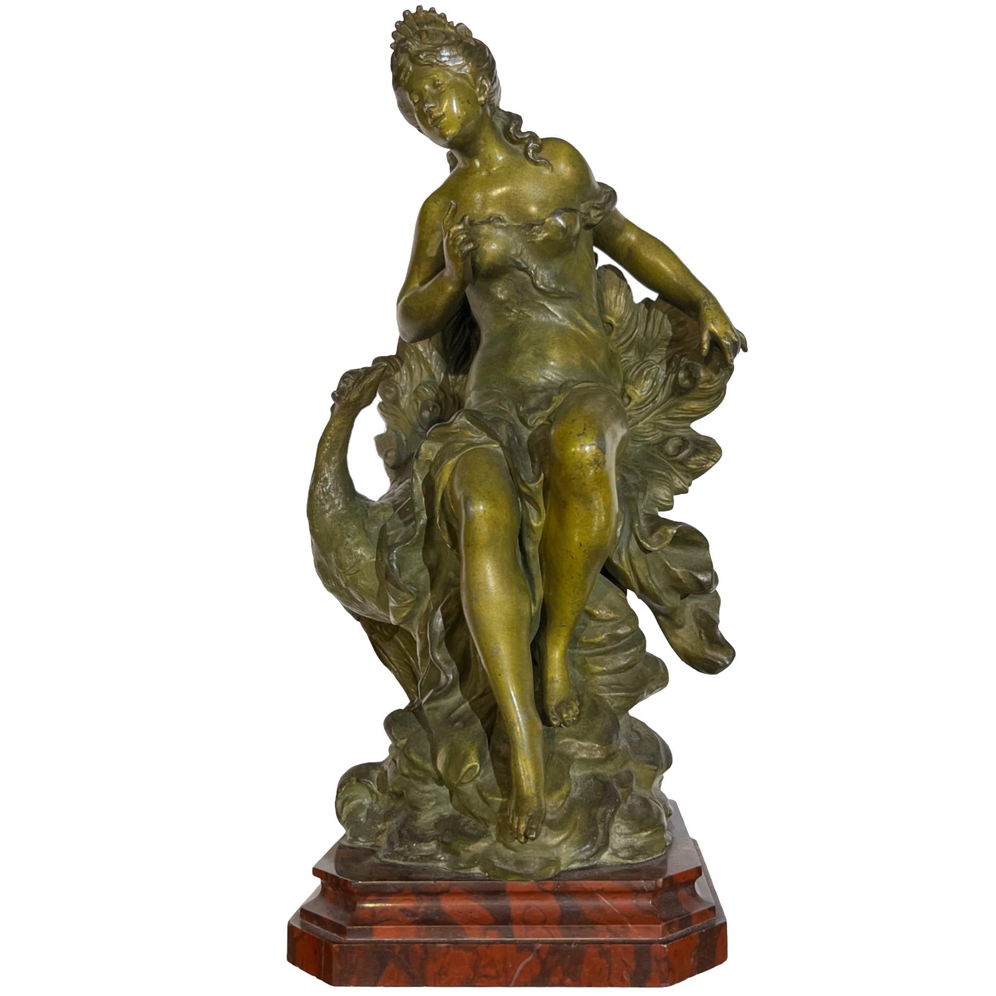 Louis Auguste Moreau Figurative Sculpture – Eine sitzende Jungfrau neben einem Pfau von Auguste Moreau