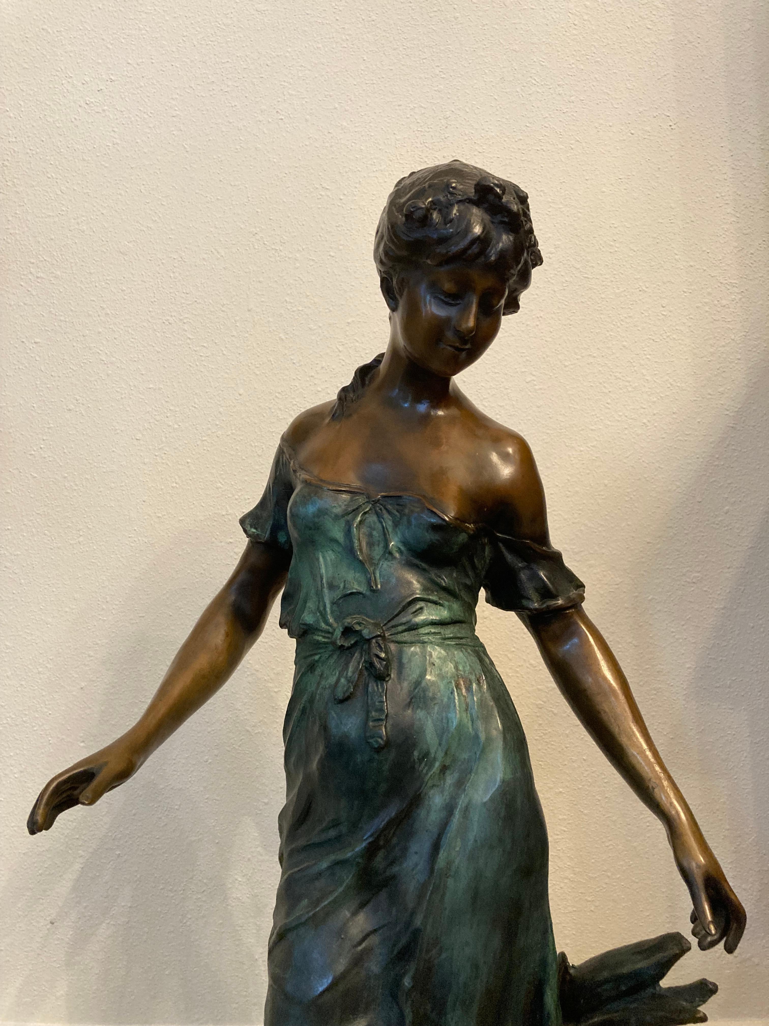 „“Elegance““ – Antike Bronzeskulptur einer Frau aus dem frühen 20. Jahrhundert – Sculpture von Louis Auguste Moreau