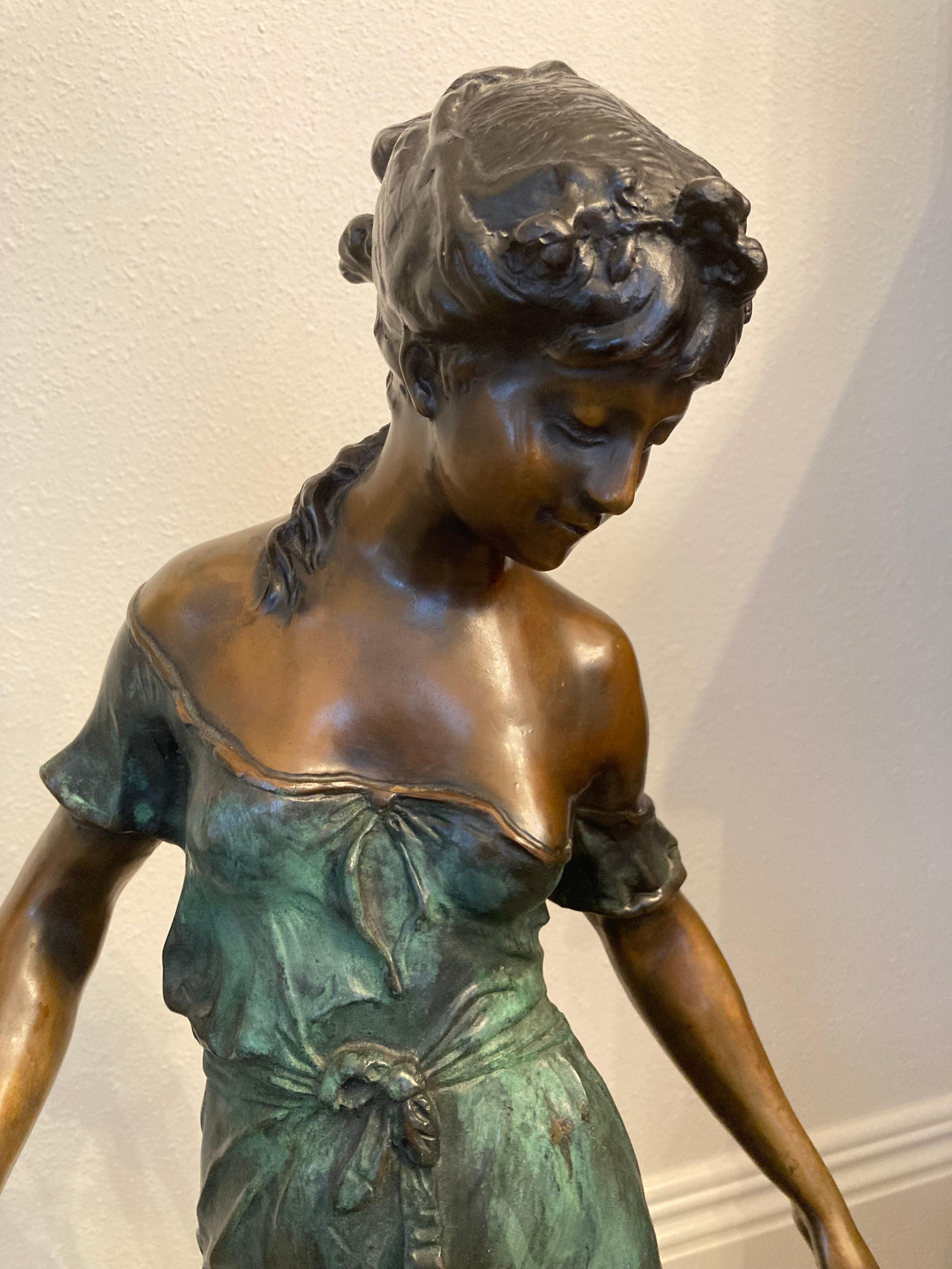 Un bronze exquis du sculpteur français Auguste Moreau, un artiste très apprécié qui a régulièrement participé aux salons de Paris au début du XXe siècle. Il a souvent représenté des chérubins, mais ses bronzes les plus prisés sont ceux de charmantes