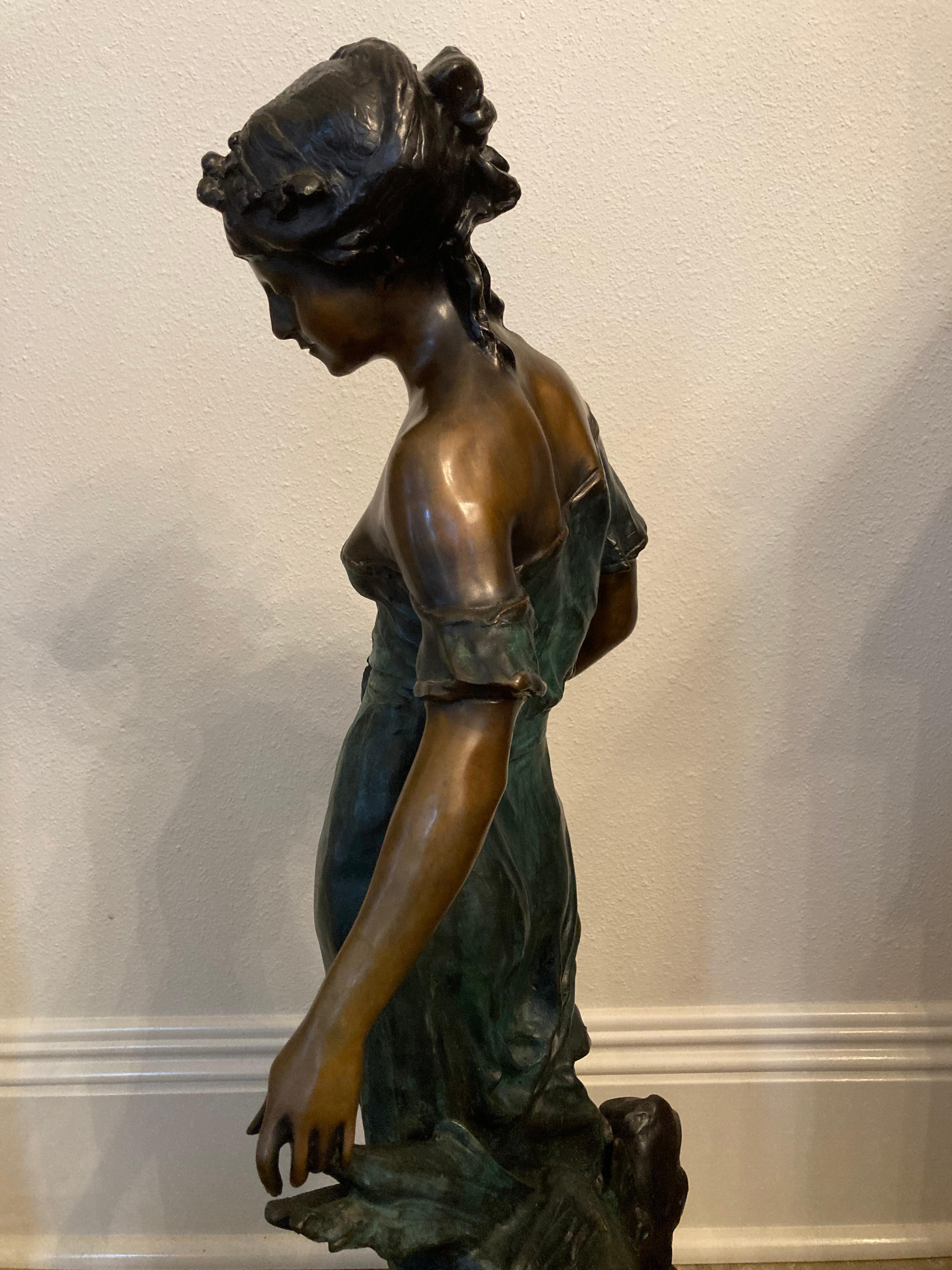 Eine exquisite Bronze des französischen Bildhauers Auguste Moreau, eines sehr angesehenen Künstlers, der zu Beginn des 20. Jahrhunderts regelmäßig in den Pariser Salons ausstellte. Er stellte oft Putten dar, aber seine wertvollsten Bronzen sind