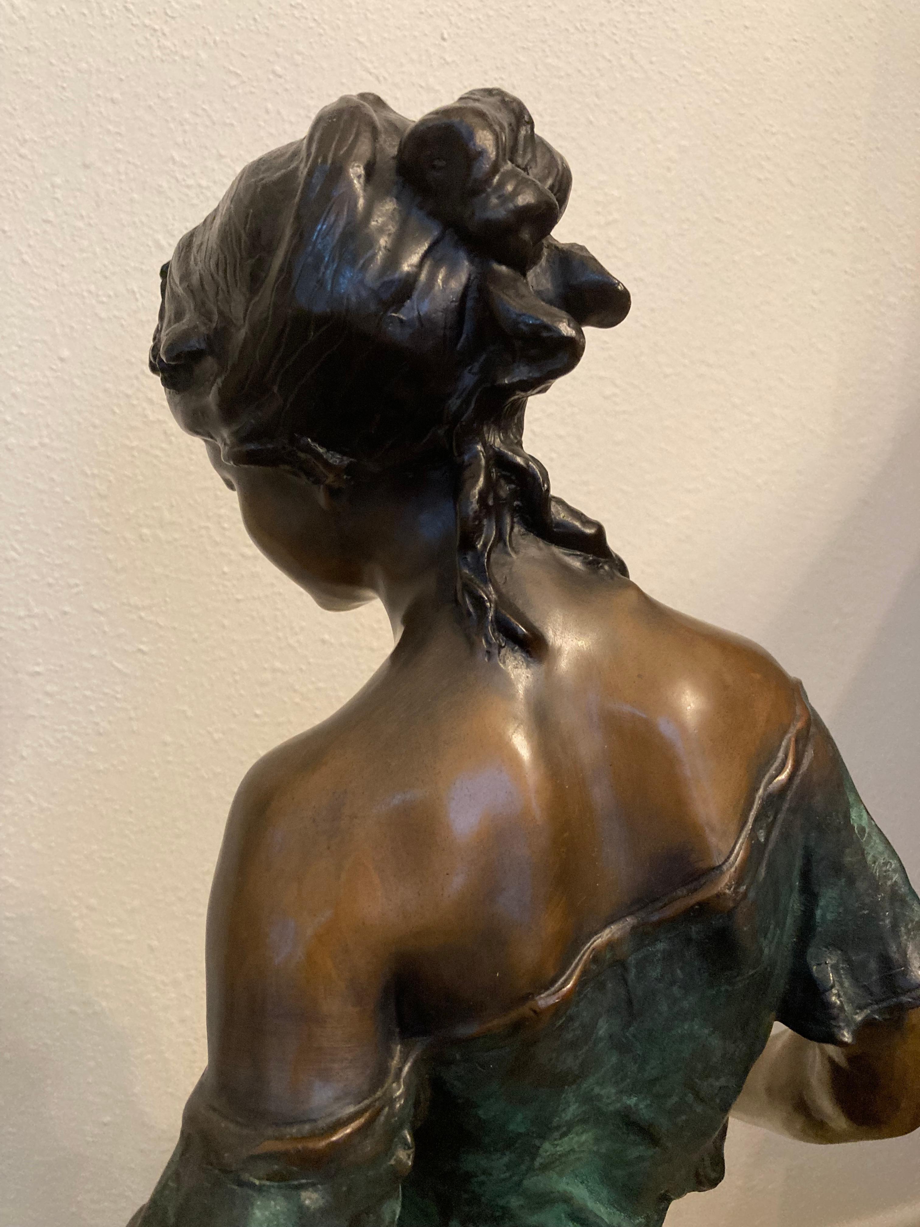 „“Elegance““ – Antike Bronzeskulptur einer Frau aus dem frühen 20. Jahrhundert 2