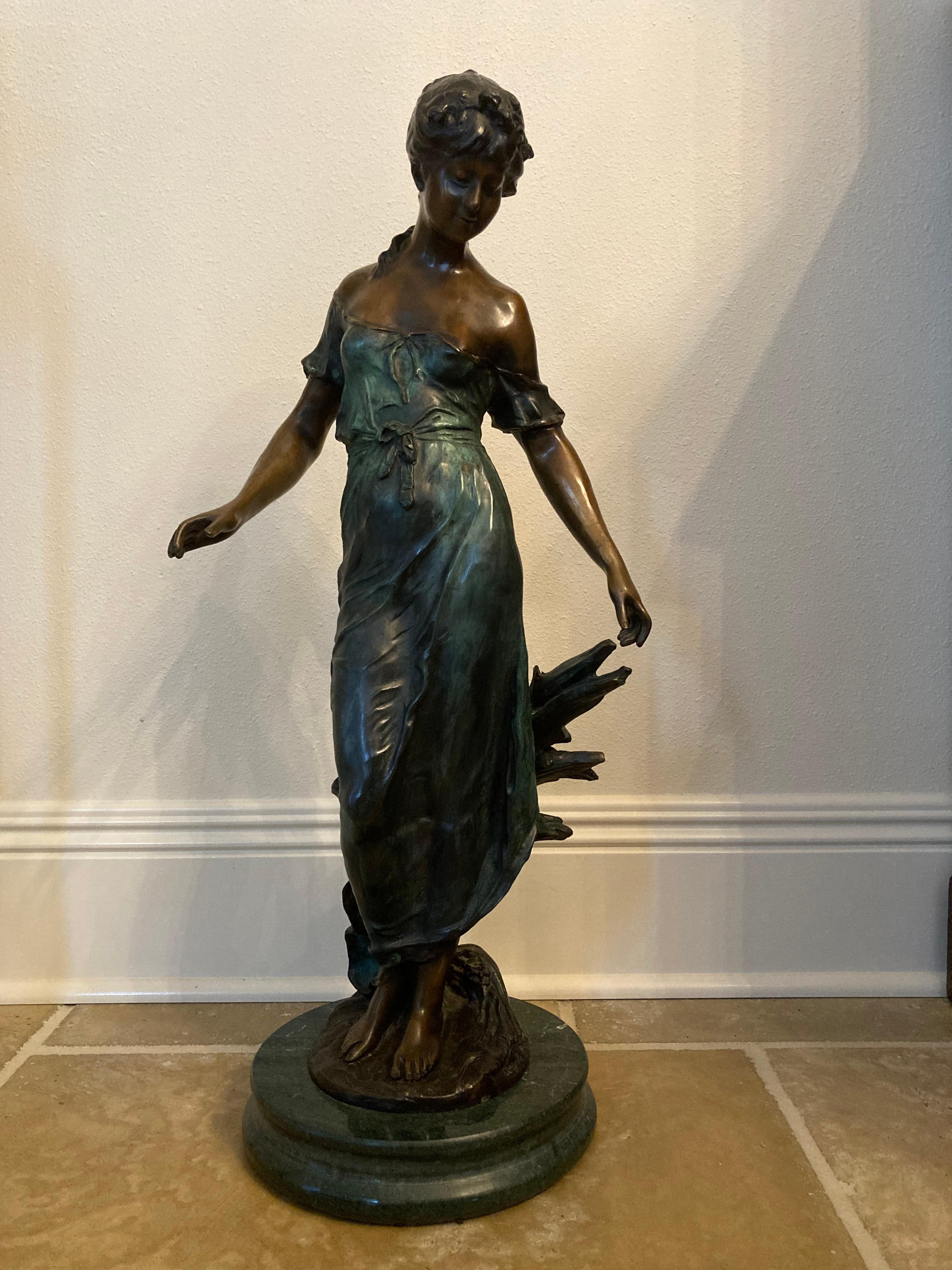 Figurative Sculpture Louis Auguste Moreau - "Elegance" - Sculpture de femme ancienne en bronze du début du XXe siècle