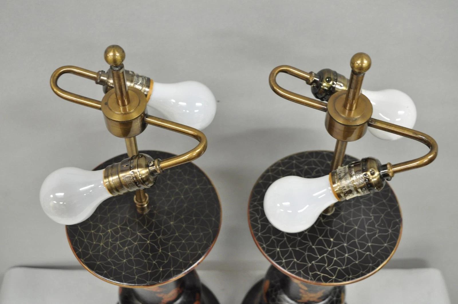 Pareja de lámparas de sobremesa contemporáneas Louis Baldinger & Sons pintadas en negro y dorado siglo XX en venta