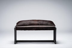 Banco negro LOUIS en roble/nogal con asiento de piel de vaca burdeos by Mandy Graham