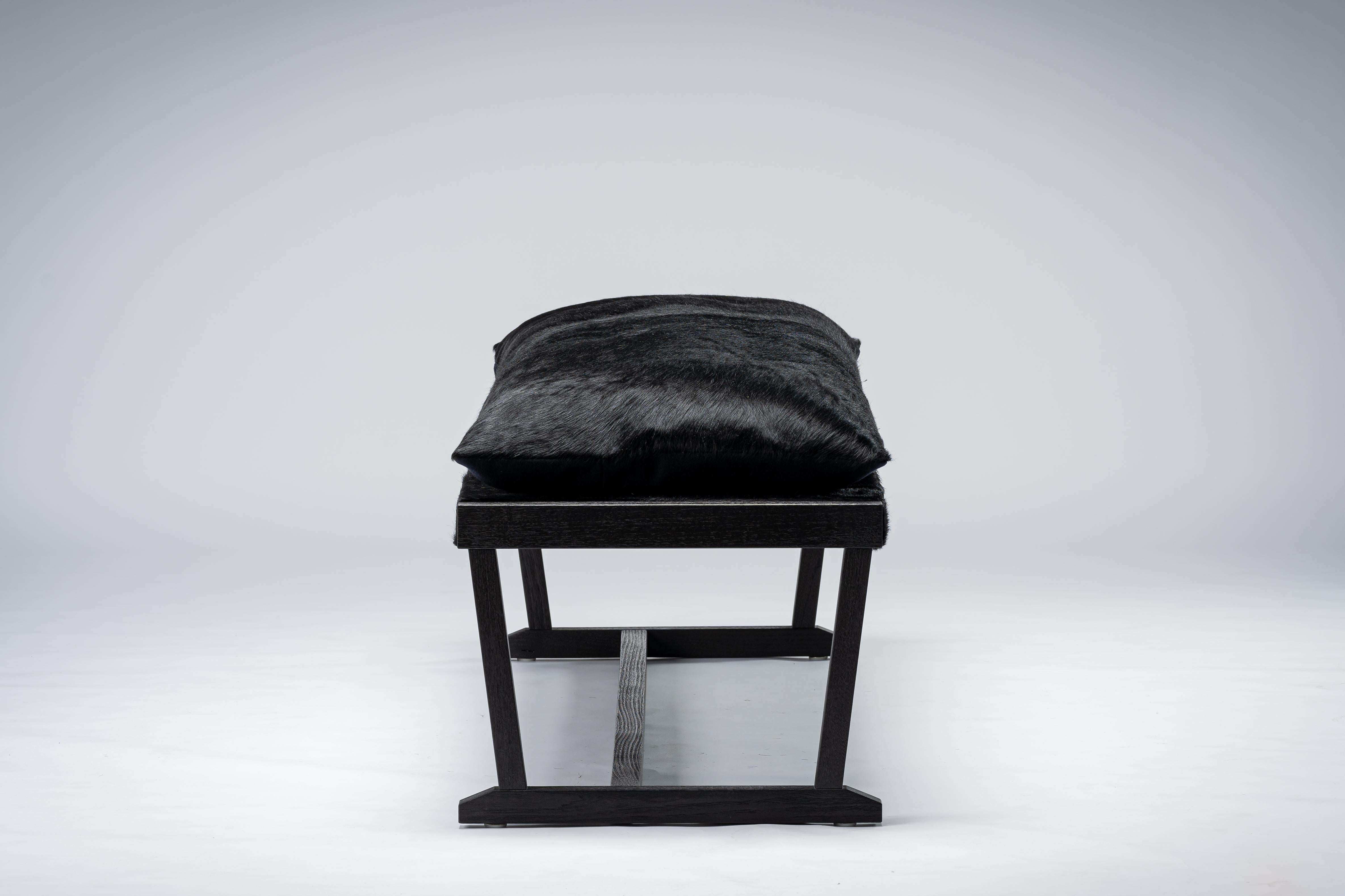 Moderne Banc Louis Black Chêne/Noyer sablé avec assise en cuir de vachette noir, Mandy Graham en vente