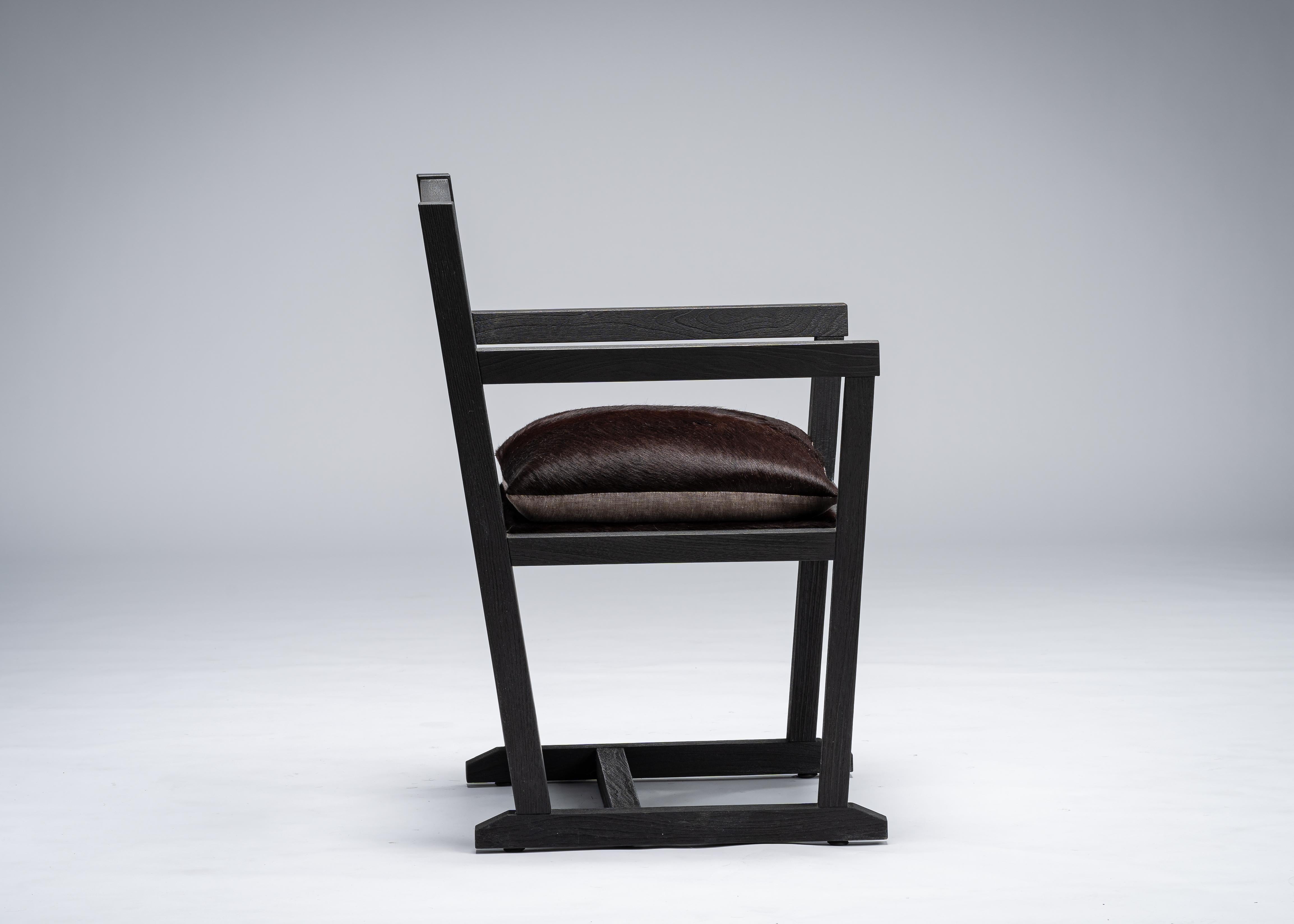 Moderne Chaise/fauteuil noir LOUIS Chêne sablé/siège en cuir de vache bordeaux:: Mandy Graham en vente