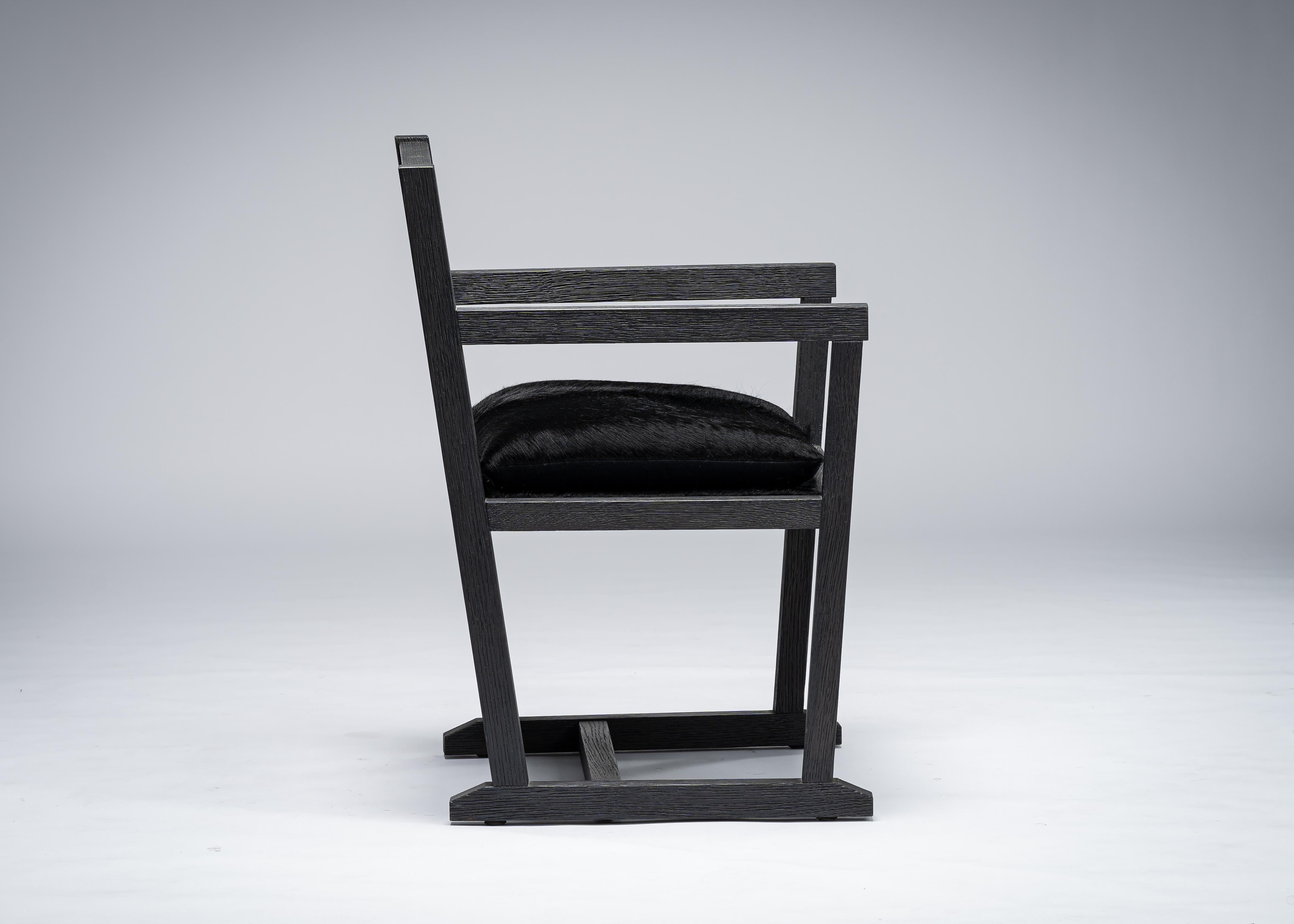 Moderne Louis Black Desk Chair/Armchair Chêne sablé/Assise en cuir de vache noir, Mandy Graham en vente