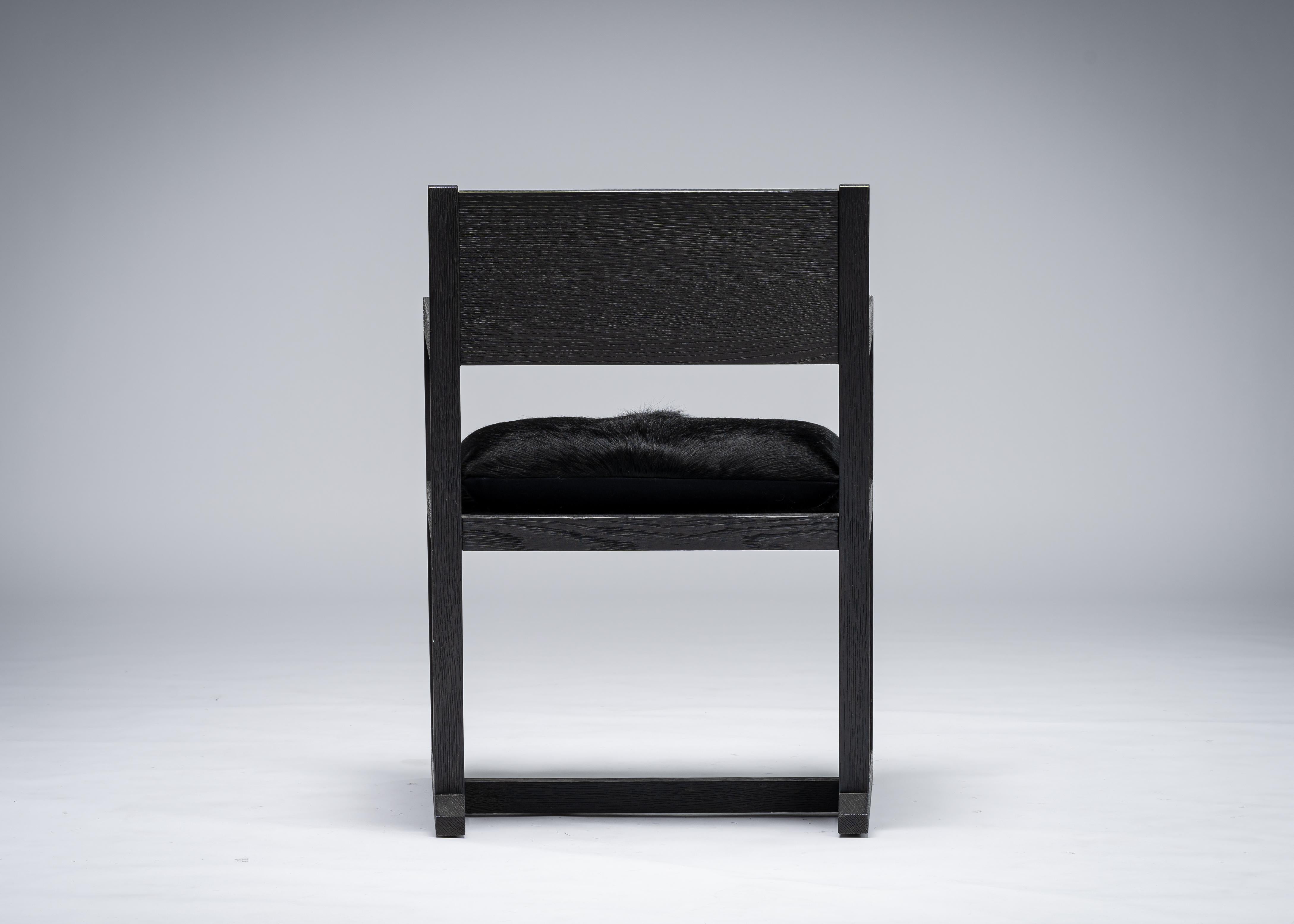 Noirci Louis Black Desk Chair/Armchair Chêne sablé/Assise en cuir de vache noir, Mandy Graham en vente
