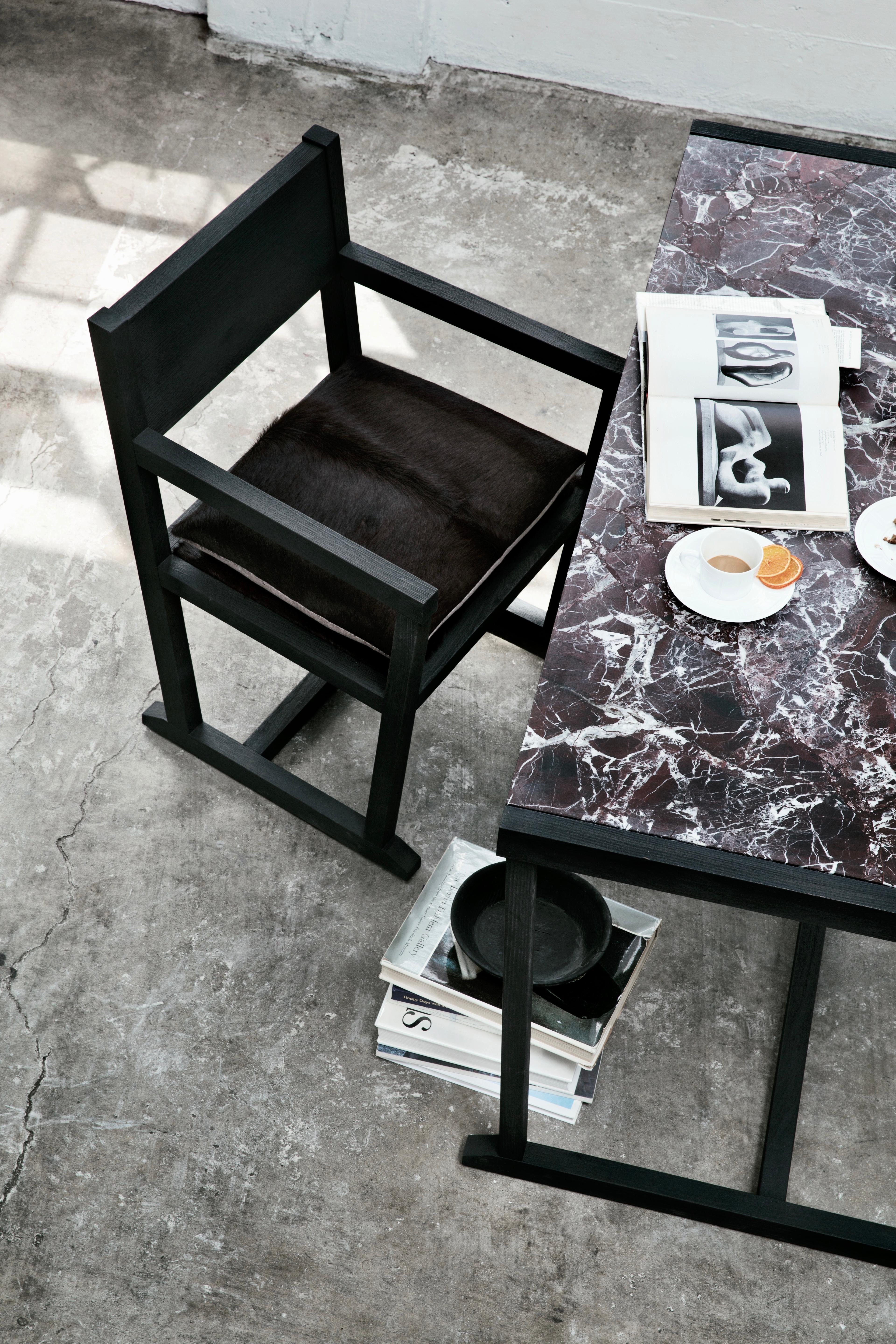 XXIe siècle et contemporain Louis Black Desk Chair/Armchair Chêne sablé/Assise en cuir de vache noir, Mandy Graham en vente