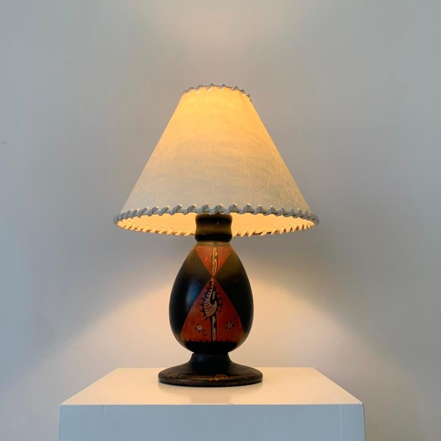 Tischlampe aus Batikholz von Louis Bogtman, Amsterdamer Schule, ca. 1920, Niederlande. (Handbemalt) im Angebot