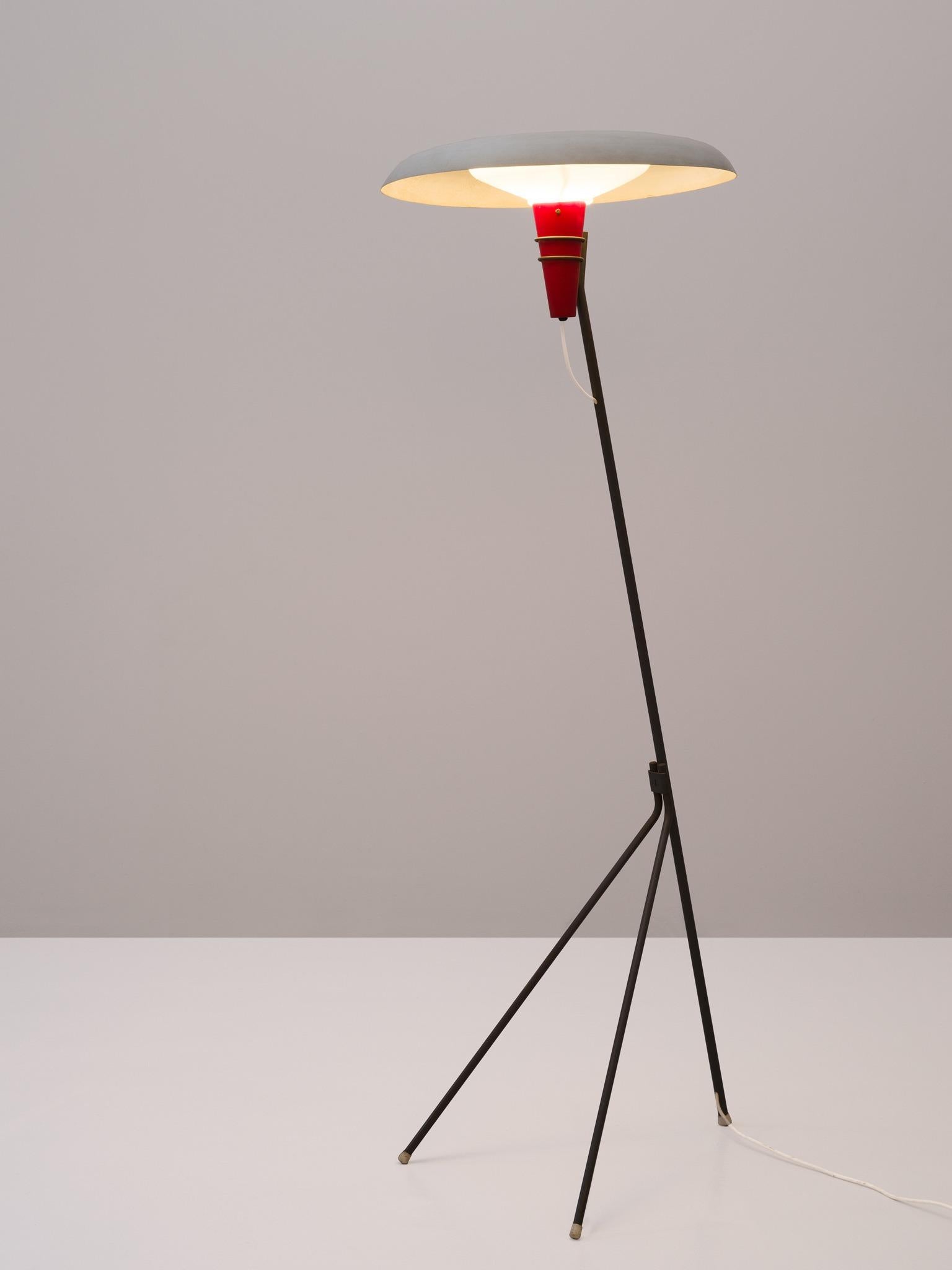Louis C. Kalff for Philips, floor lamp model NX38, in metal, the Netherlands, 1957.

Modern tripod floorlamp by Dutch engineer and designer Louis Christiaan Kalff. This light has a simplistic design, yet highly functional. The frame is