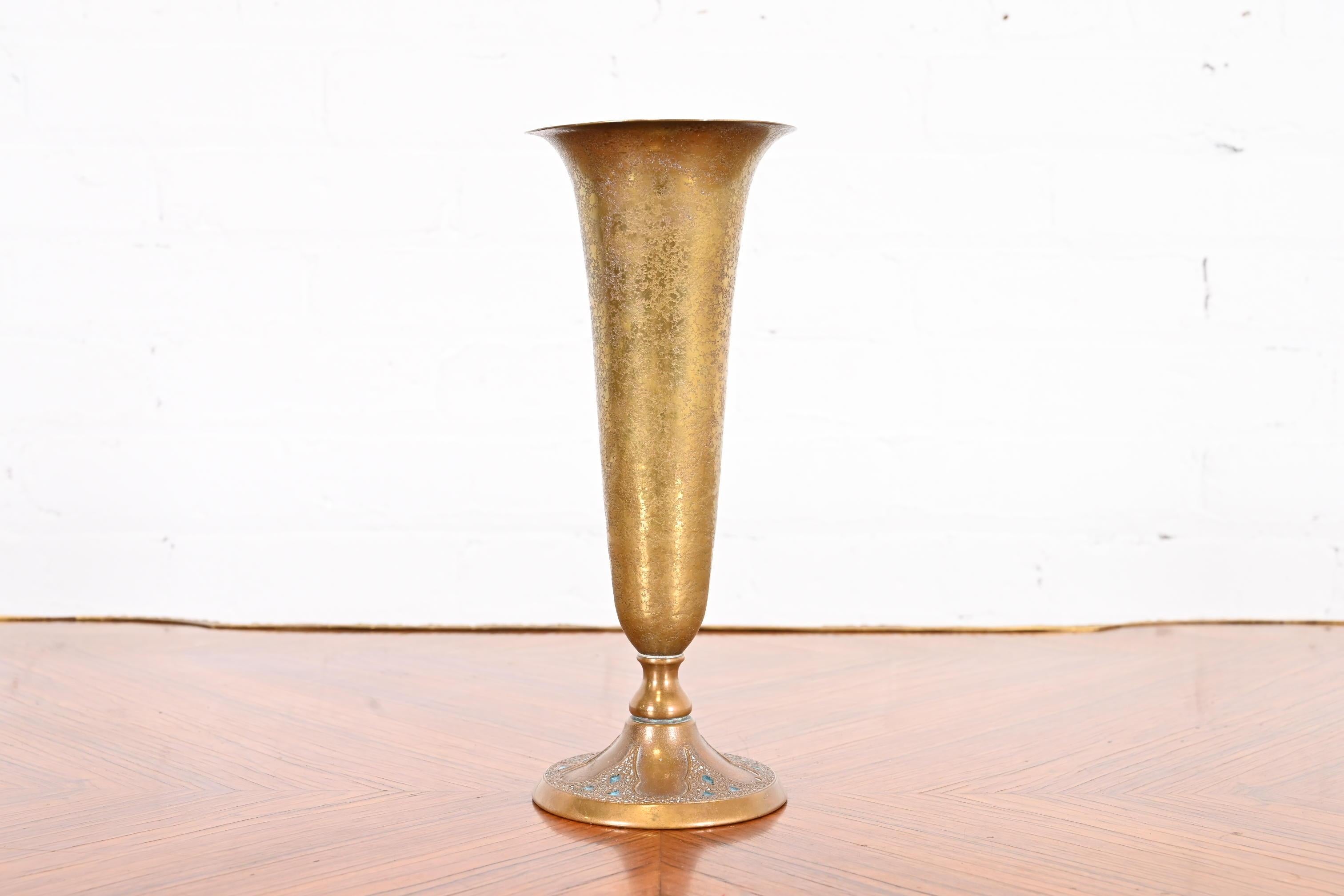 A gorgeous Arts & Crafts period bronze doré vase

By Louis C. Tiffany Furnaces, Inc.

New York, USA, Circa 1900

Gilt bronze, with enamel inserts.

Measures: 4.38