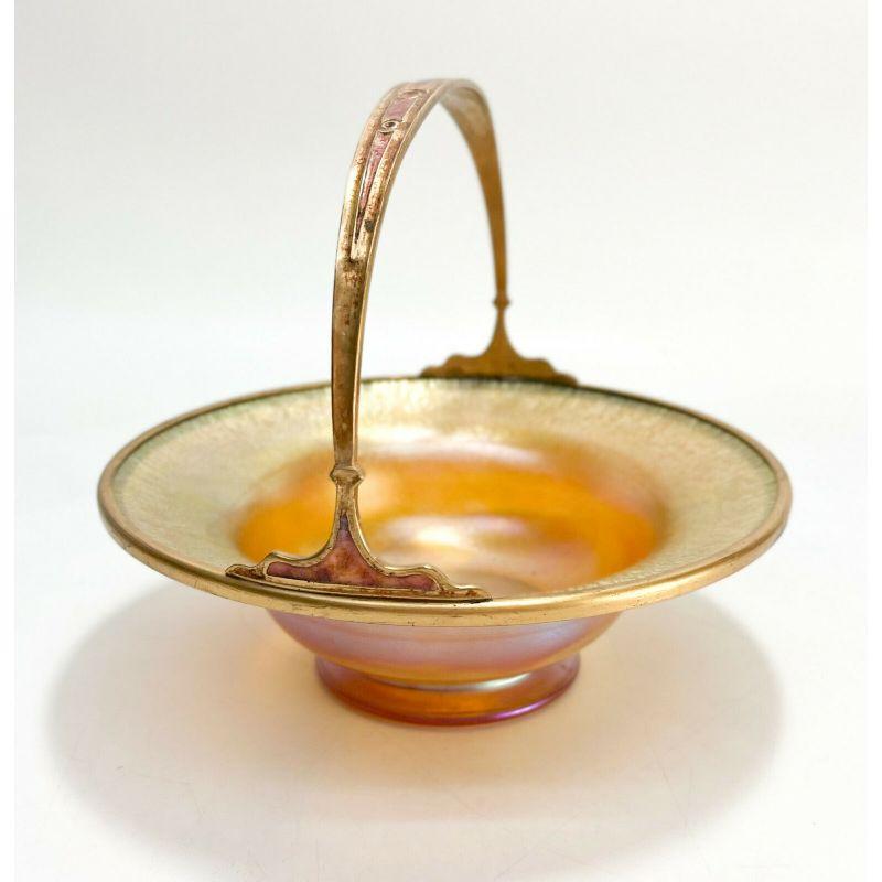 Tiffany Furnaces Schillernder Glaskorb mit Favrile und vergoldeter Bronze, #501 (Vergoldet)