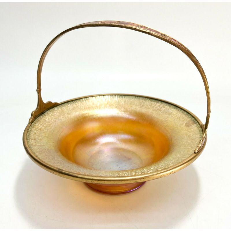 Tiffany Furnaces Schillernder Glaskorb mit Favrile und vergoldeter Bronze, #501 im Zustand „Gut“ in Gardena, CA