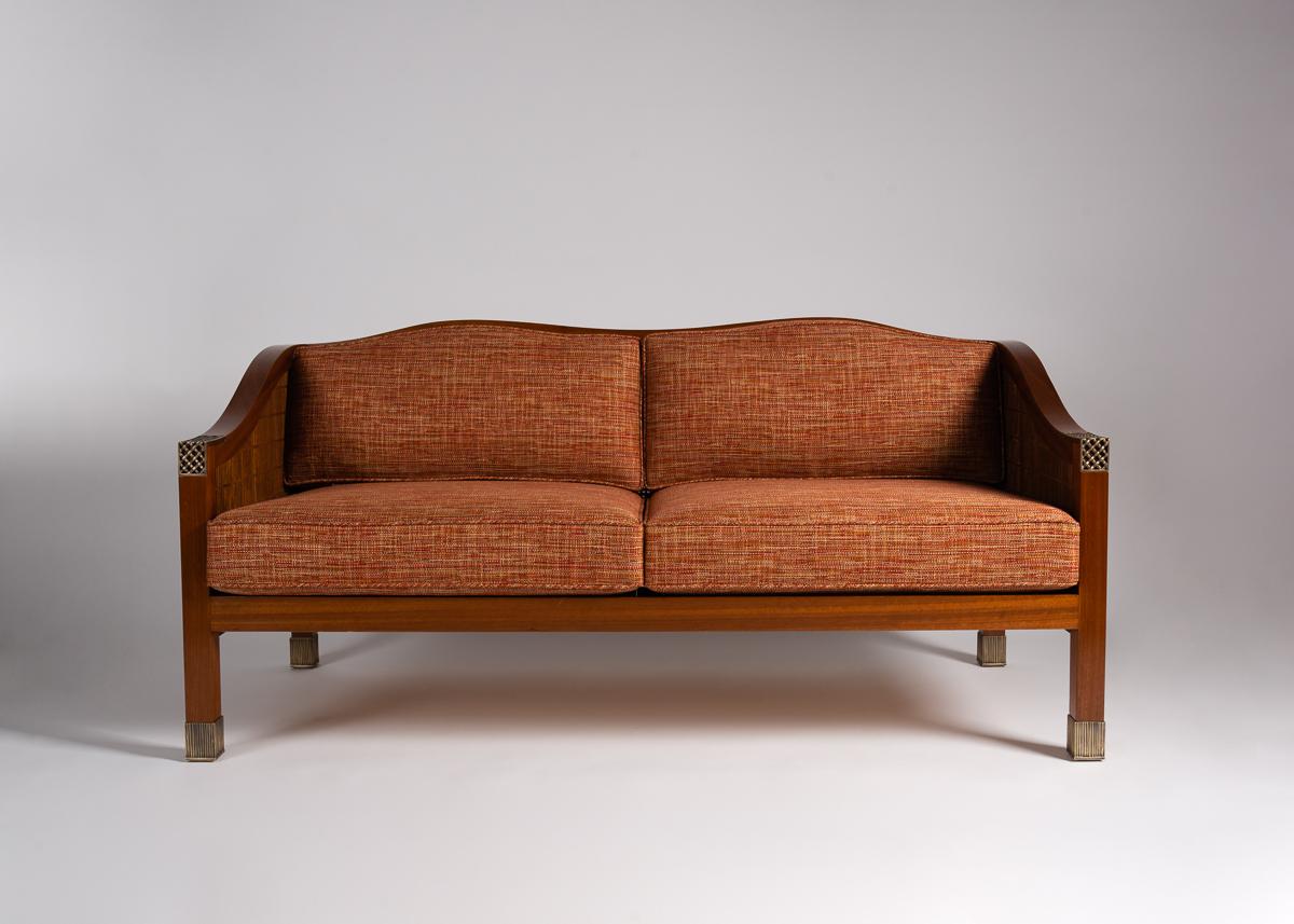 Ces chaises Louis Cane exceptionnelles allient une esthétique traditionnelle à une touche plus contemporaine. Leurs bases modernes en forme de cube et leurs dossiers perforés sont parfaitement complétés par leurs accents en bronze patiné et leurs