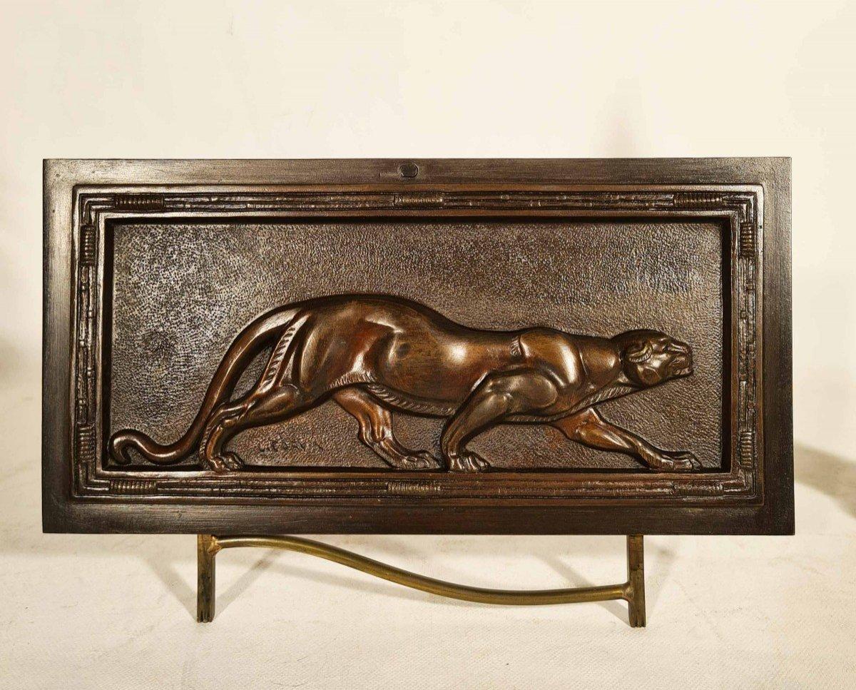 Louis Albert Carvin (1875 - 1951) Patinierte Bronzeskulptur mit Flachrelief, die einen stilisierten Panther darstellt Art Deco um 1930

 Eingeschnittene Unterschrift 

Abmessungen: 30,5 x 15,5 cm 

Später auf einen Messingsockel montiert 

Sehr