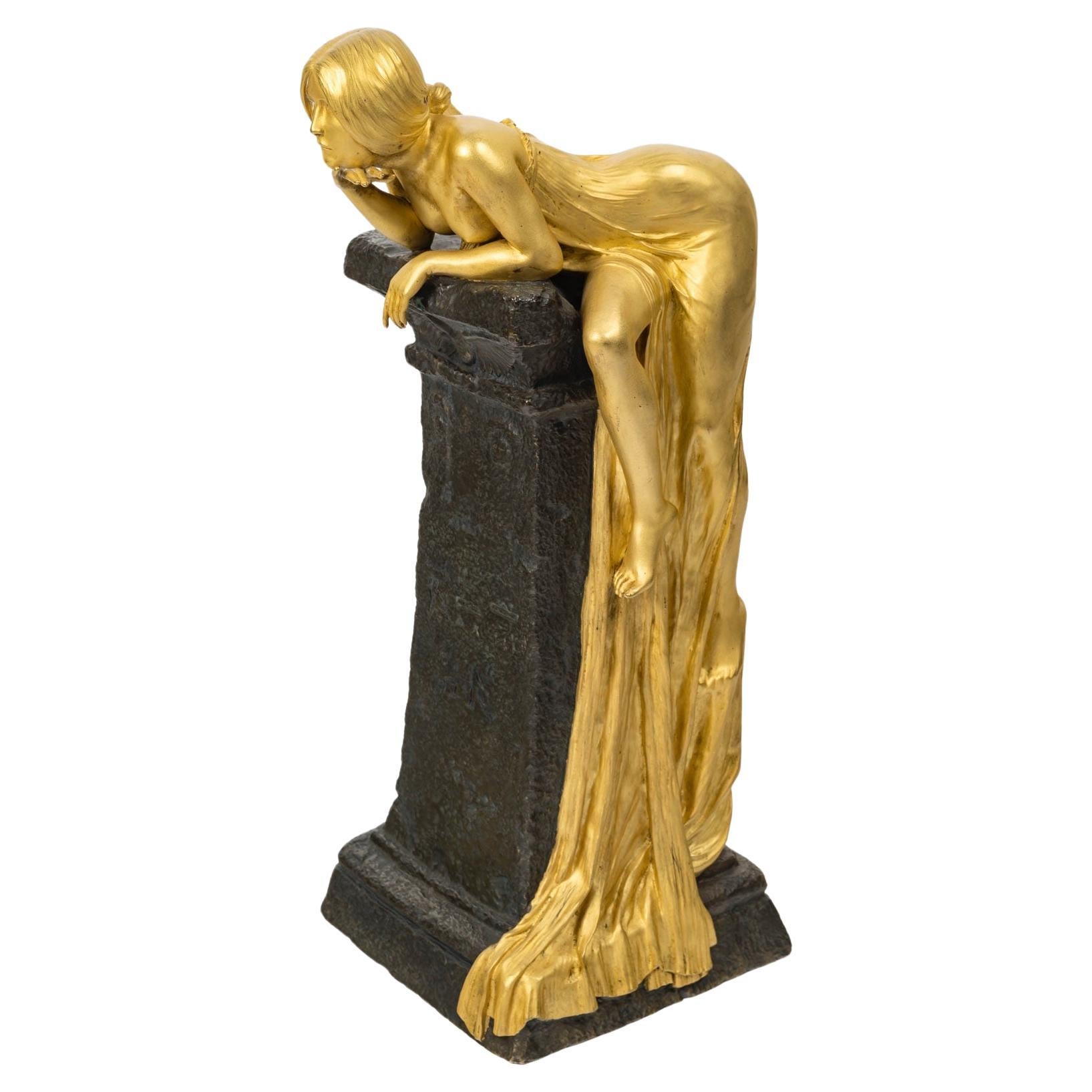 Louis Chalon (1866-1940)
Scultura in bronzo simbolista Art Nouveau dorata e patinata raffigurante una ninfa egizia
Un'emozione incredibile quando ci si trova di fronte a questa bellezza, non solo per le dimensioni impressionanti, ma anche per la