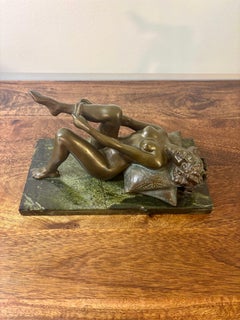Sculpture en bronze de Louis Chalon représentant une femme nue enfilant des bas, sur un socle en marbre