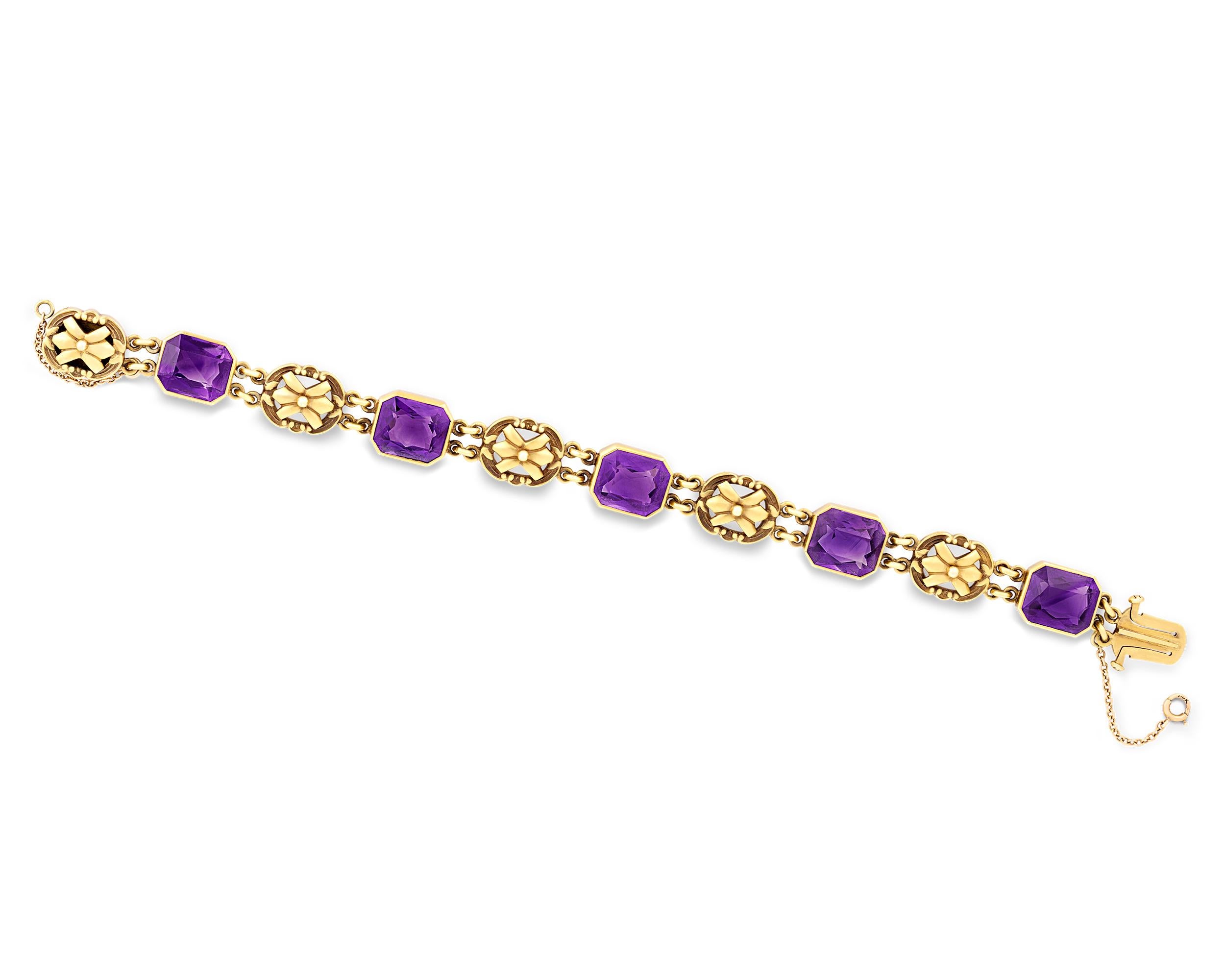 Questo splendido bracciale in oro giallo 18 carati con circa 25,50 carati di ametiste viola reali incarna l'approccio rivoluzionario di Louis Comfort Tiffany alla gioielleria. La profonda tonalità viola delle ametiste ricorda la brillantezza dei