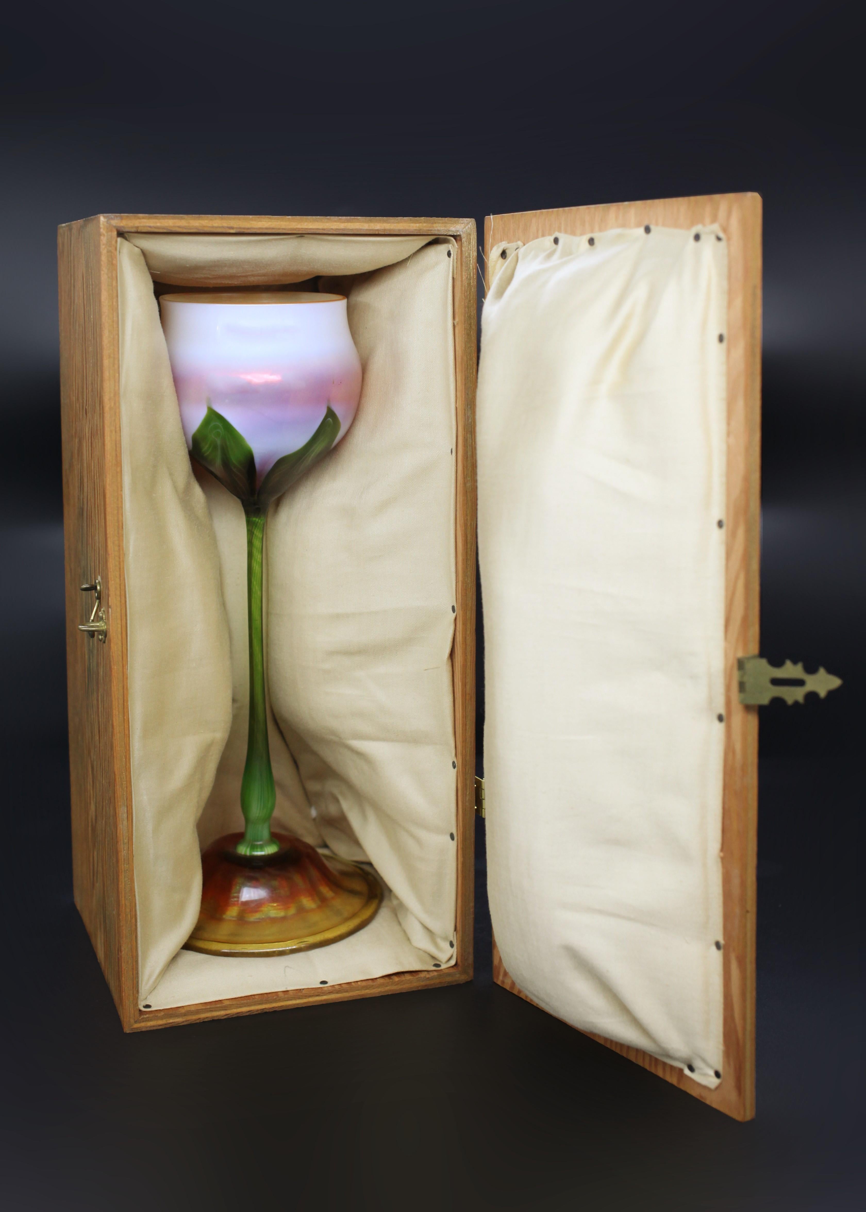 Américain Vase Floriforme en verre d'art Louis Comfort Tiffany en vente