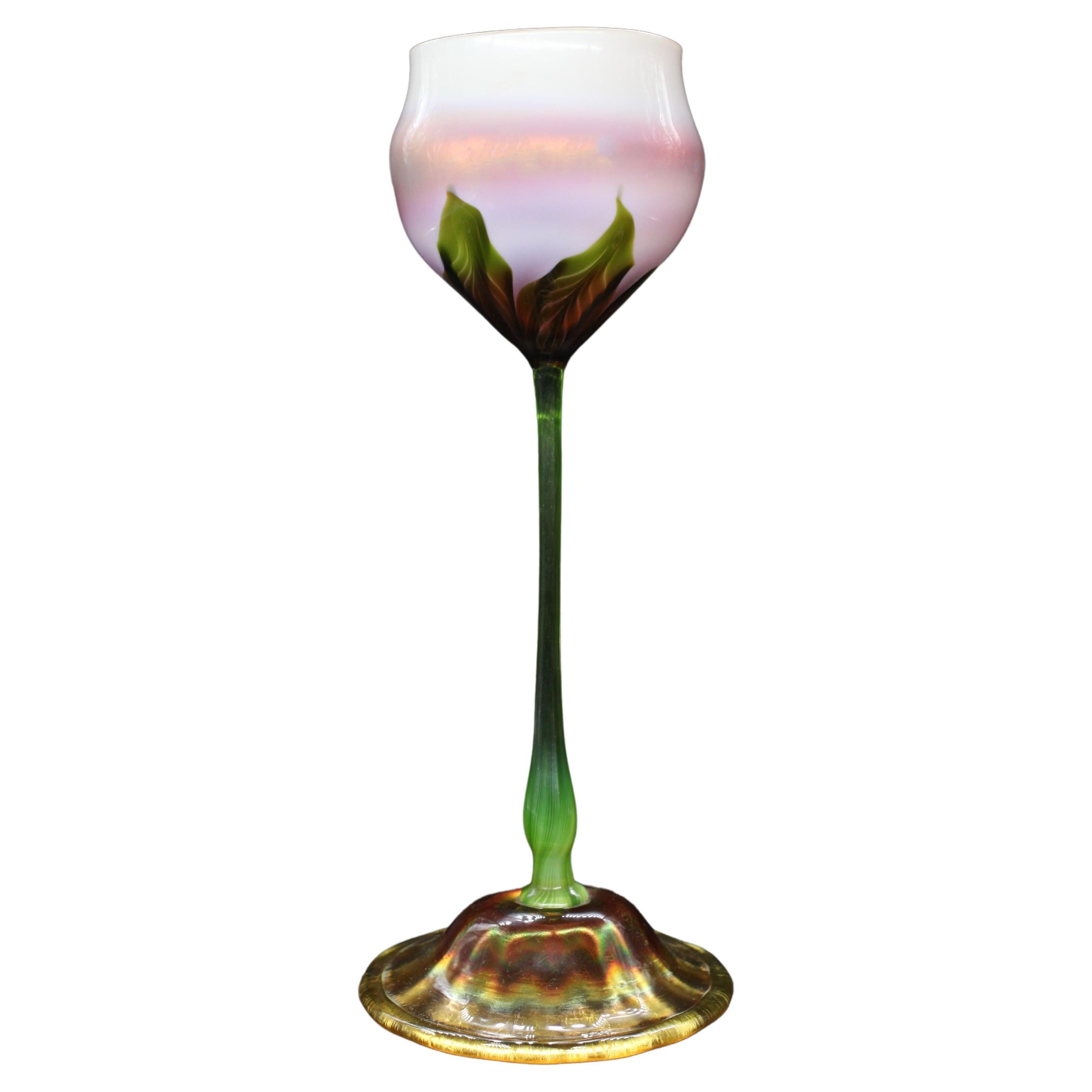 Louis Comfort Tiffany Kunstglas Vase in Blumenform im Angebot