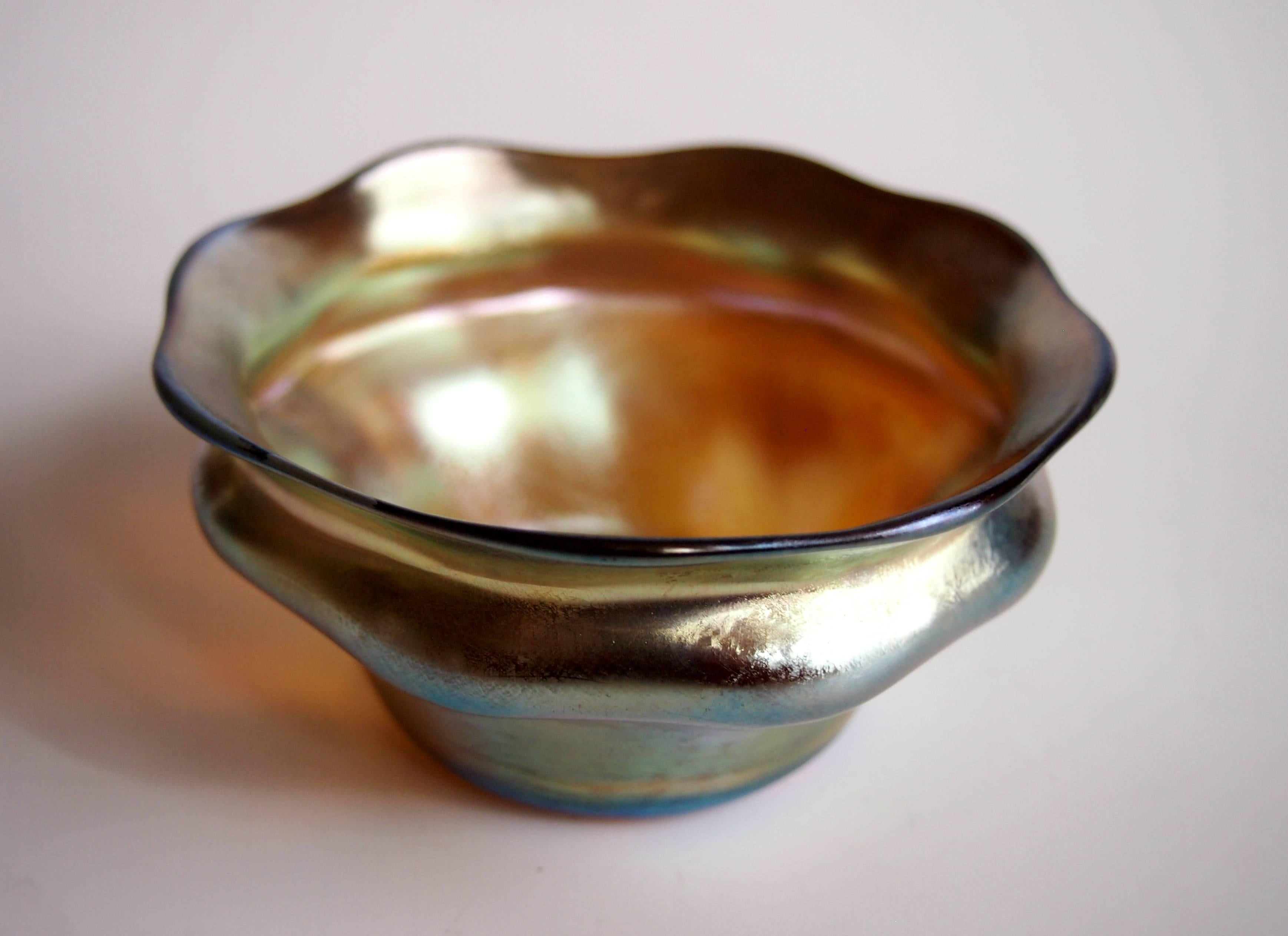 Louis Comfort Tiffany Art Nouveau Favrile 'Ascot' Glass Finger Bowl In Good Condition In London, GB
