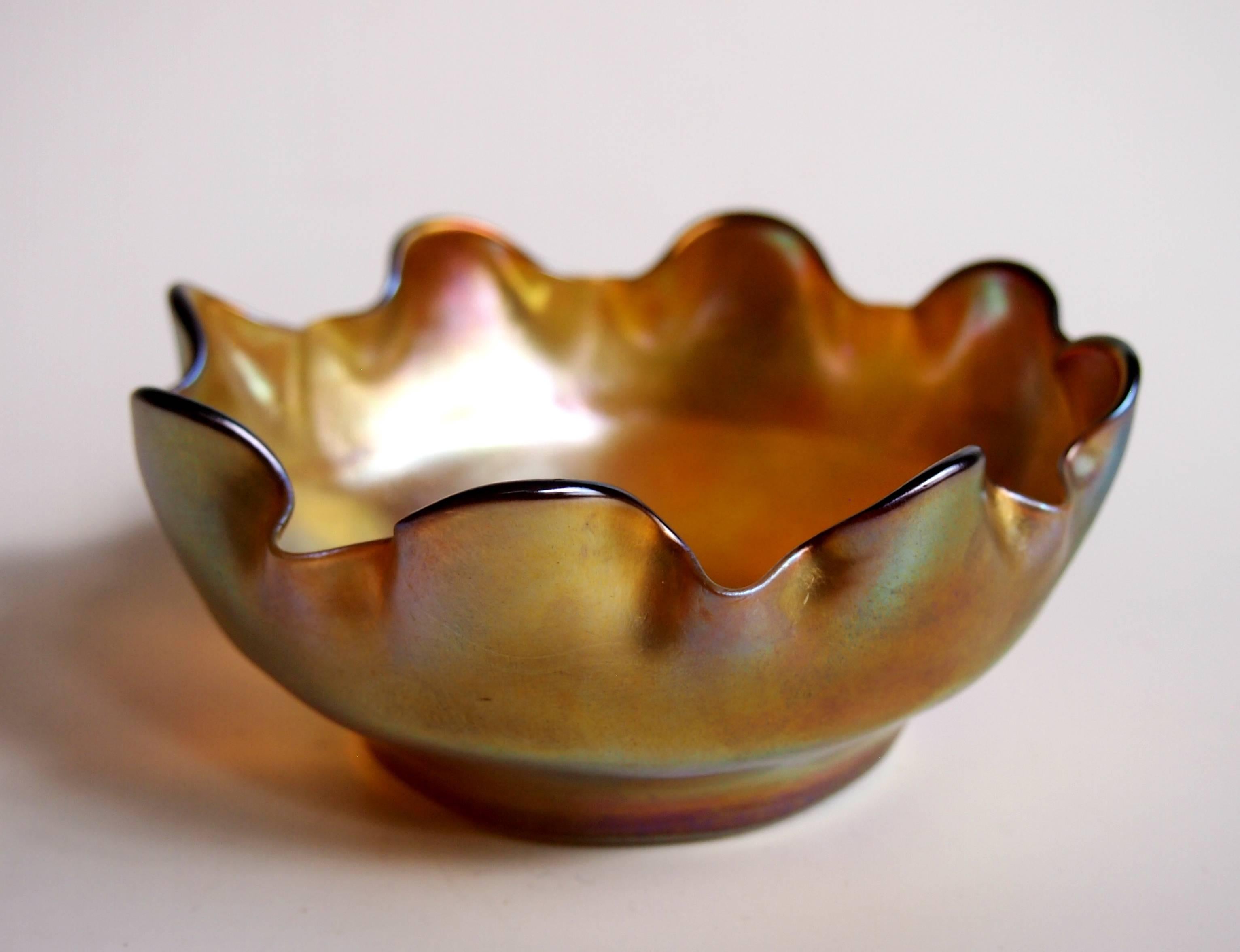 Louis Comfort Tiffany Art Nouveau Favrile 'Queen' Glass Finger Bowl In Good Condition For Sale In London, GB