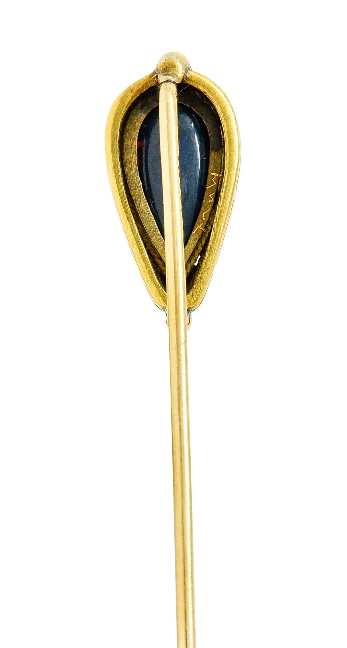 Taille poire Épingle à cravate ancienne Louis Comfort Tiffany en or 18 carats avec opale noire cabochon en vente
