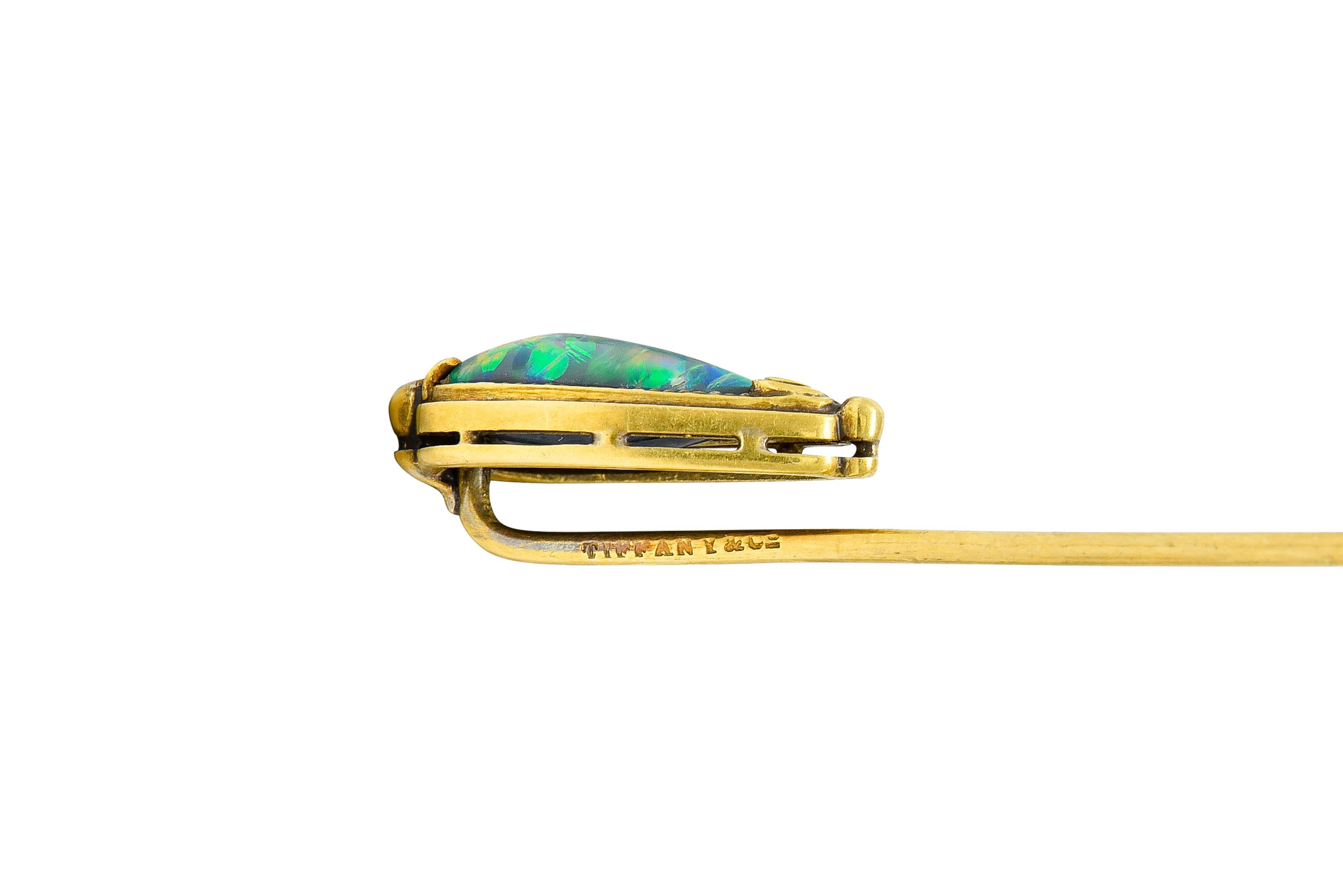 Épingle à cravate ancienne Louis Comfort Tiffany en or 18 carats avec opale noire cabochon en vente 1