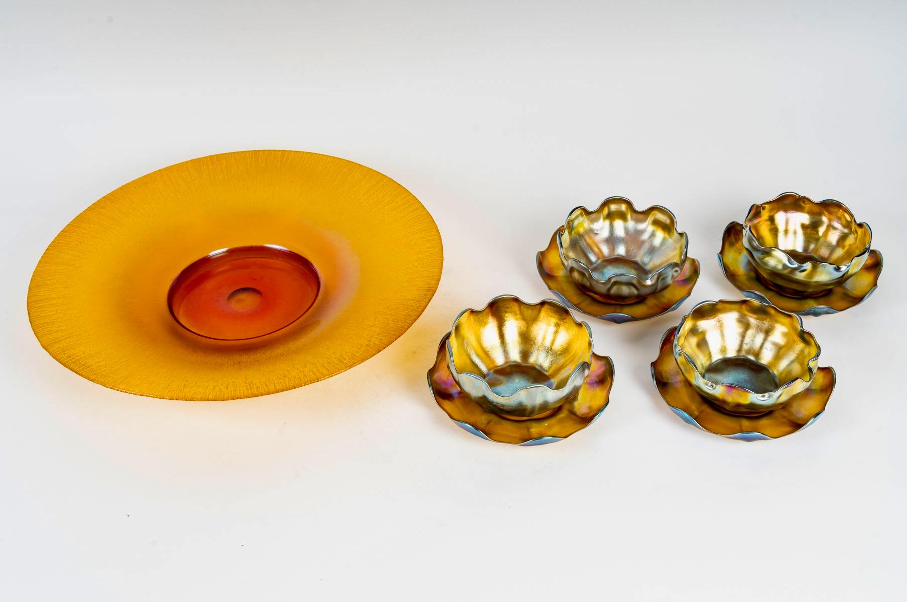 Ensemble d'articles de table réalisés en verre favril par Louis Comfort Tiffany en 1900. 
Signature gravée 