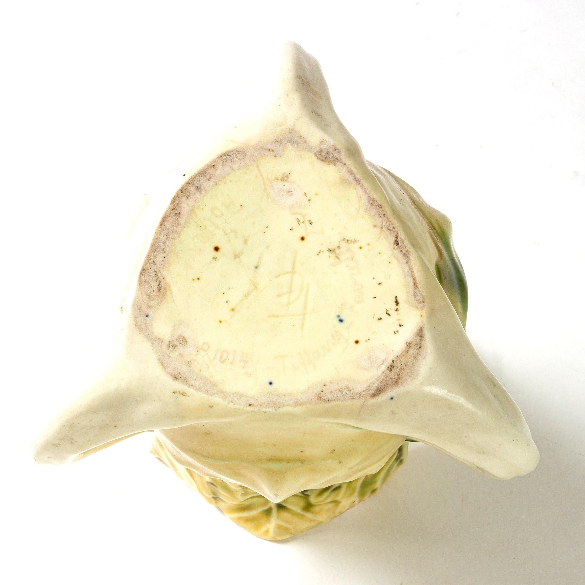 Un vaso affascinante con un meraviglioso motivo naturalistico e l'insolita inclusione di quattro robusti manici, il vaso in ceramica smaltata 