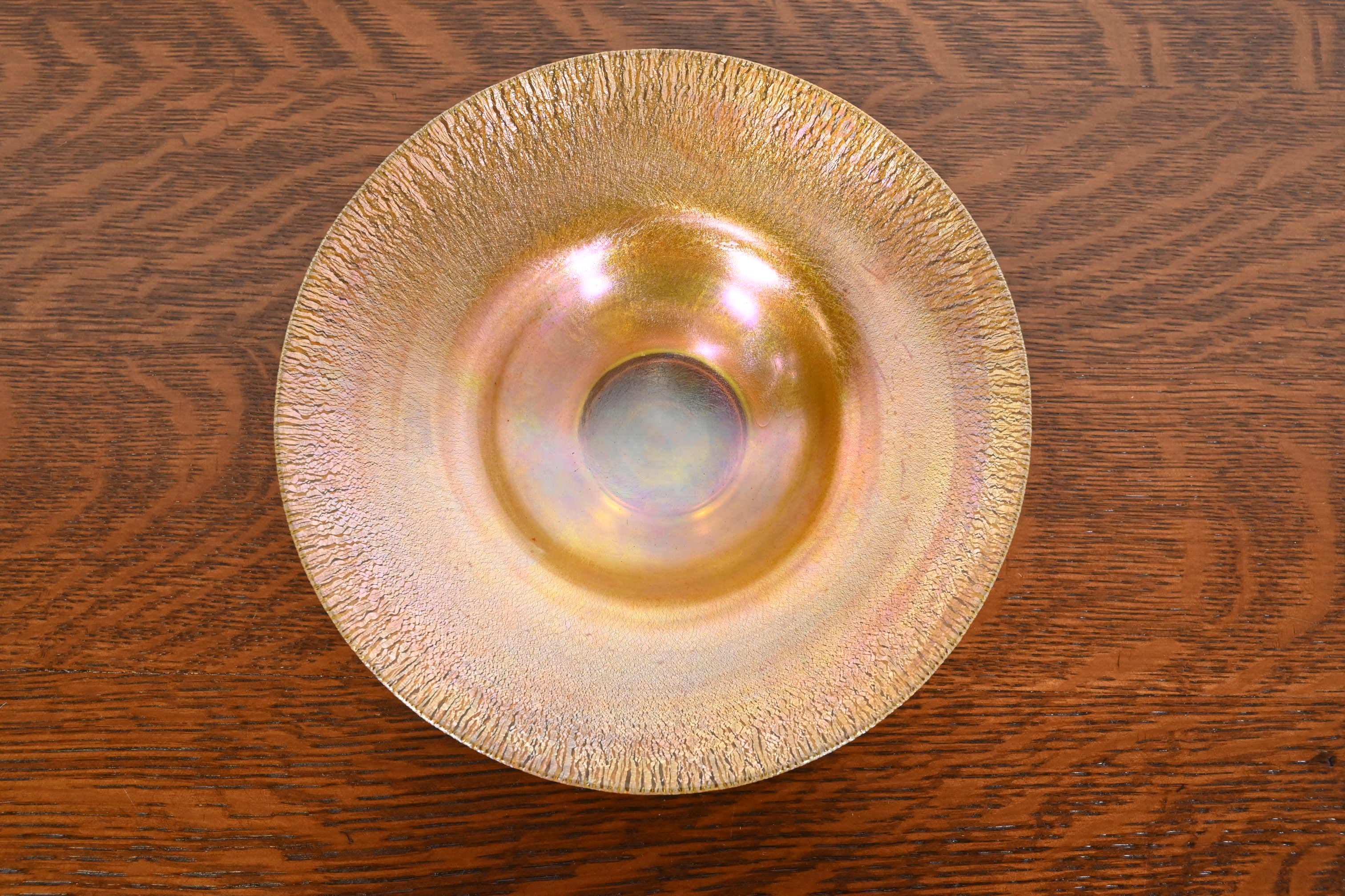 A gorgeous Arts & Crafts or Art Nouveau Favrile art glass footed dish or bowl

By Louis Comfort Tiffany for Tiffany Studios (signed to the underside)

USA, Circa 1900

Measures: 8.13