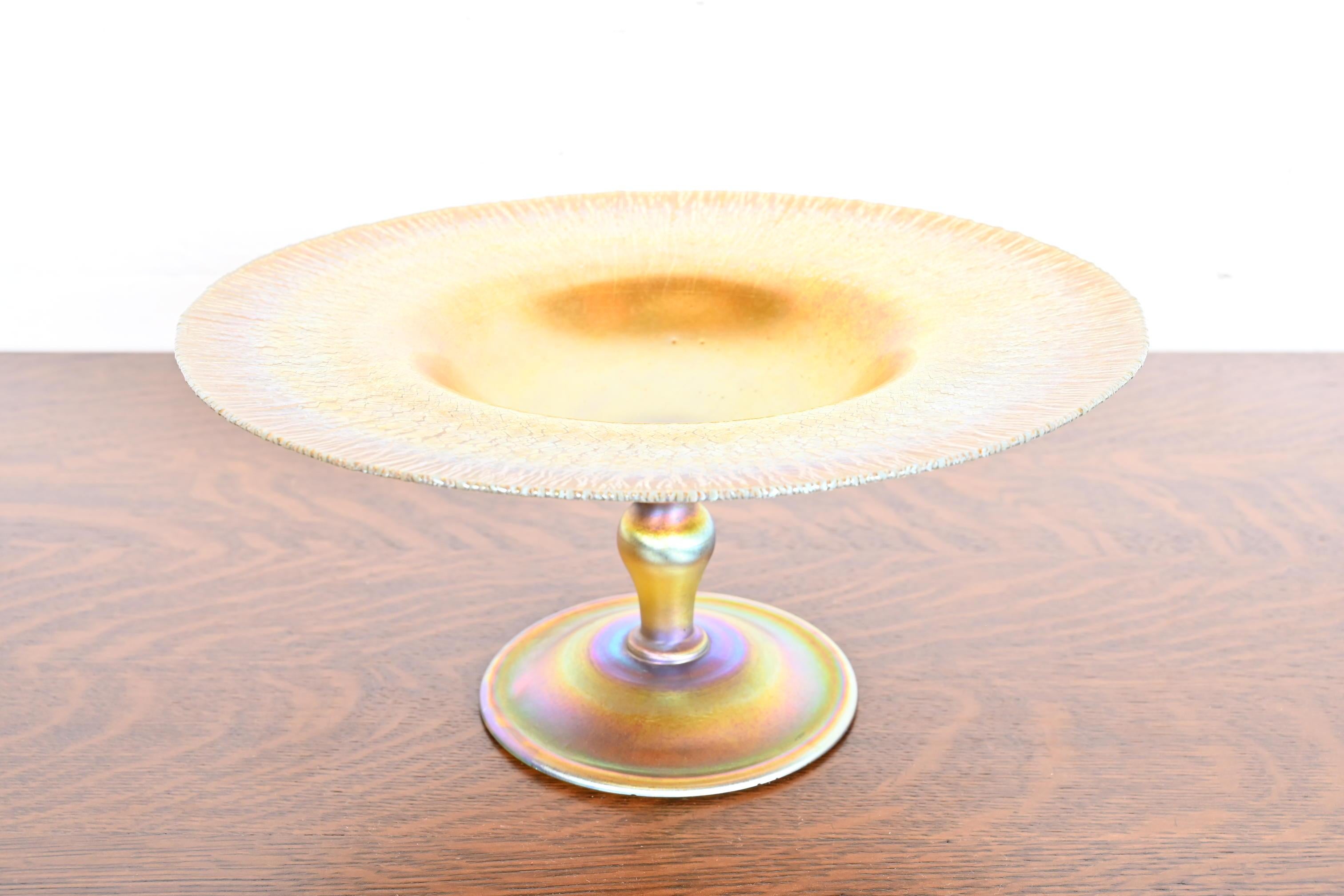 Magnifique plat ou bol à pied en verre d'art Arts & Crafts ou Art Nouveau Favrile

Par Louis Comfort Tiffany pour Tiffany Studios (signé au-dessous)

États-Unis, vers 1910

Mesures : 12,25 