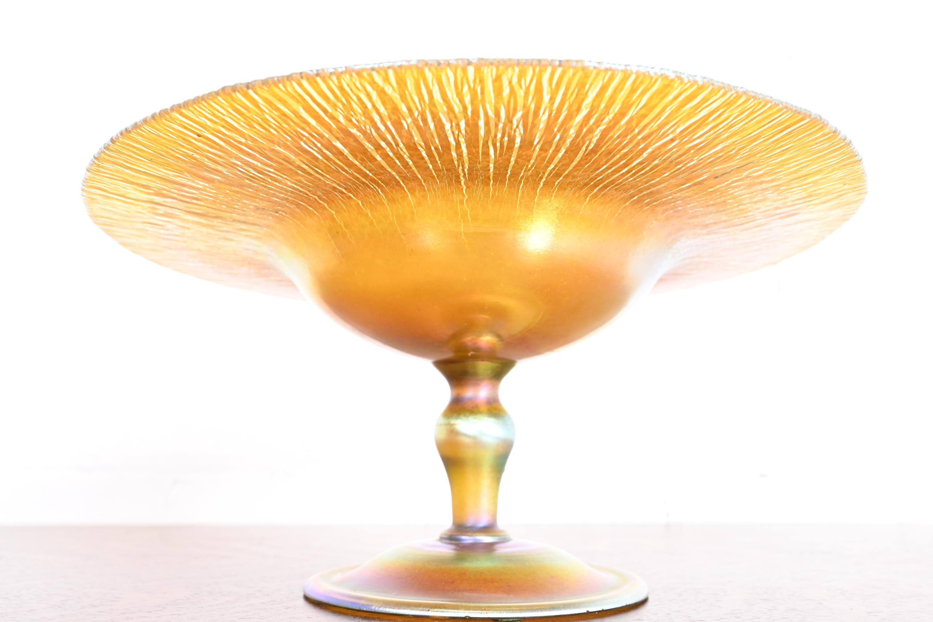 Américain Plat ou bol à pieds Louis Comfort Tiffany Favrile Art Glass
