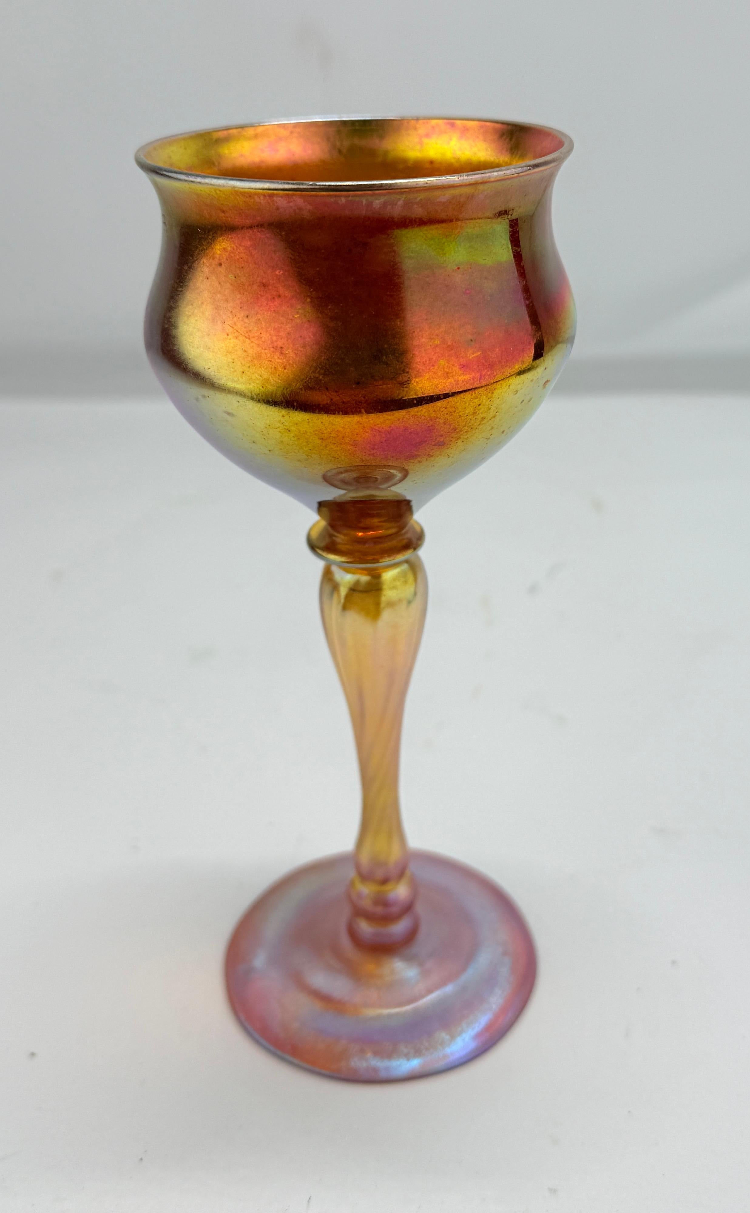 Esta exquisita copa de vidrio iridiscente de 7,5
