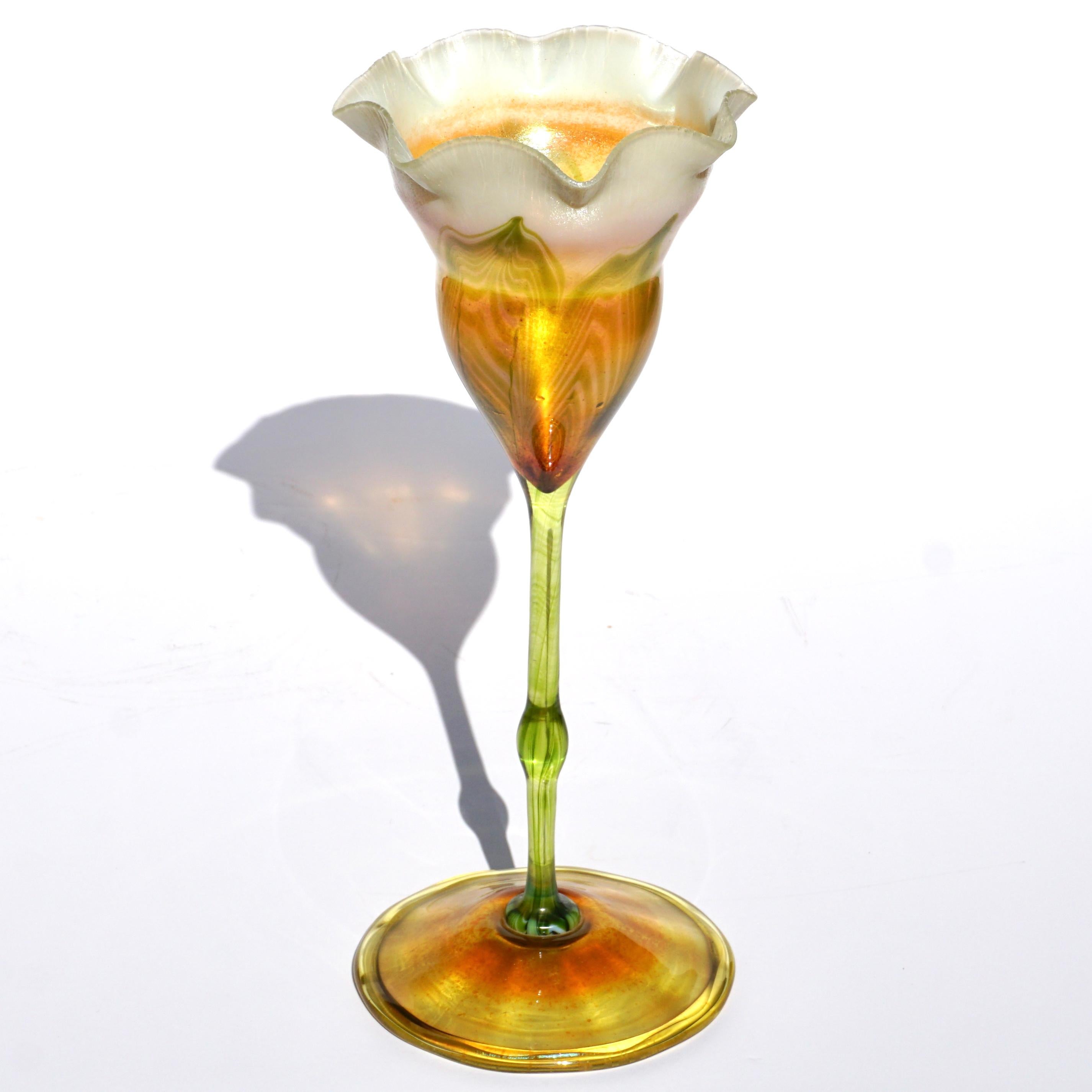 Louis Comfort Tiffany Favrile Blumenförmige Vase (amerikanisch)