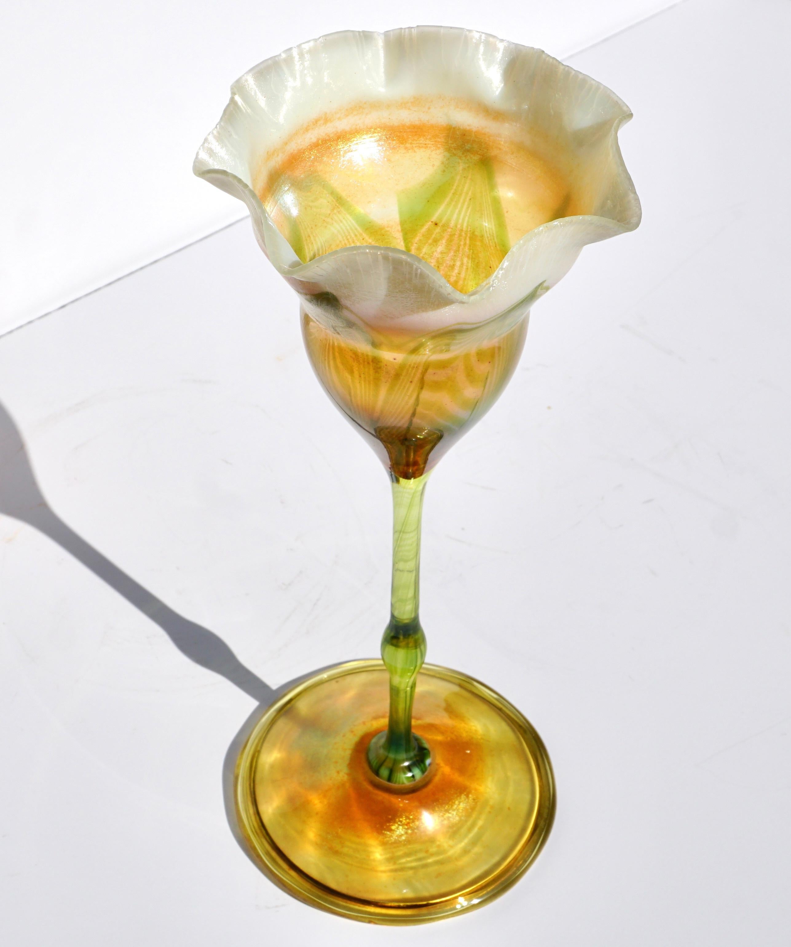 Louis Comfort Tiffany Favrile Blumenförmige Vase (Gebrannt)