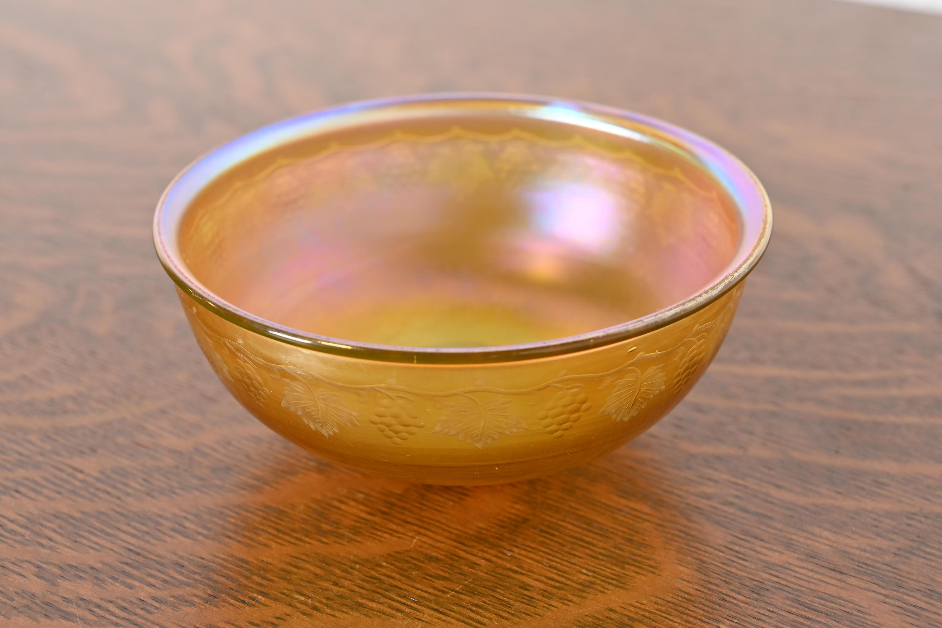 Arts and Crafts Louis Comfort Tiffany Favrile Ciotola in vetro artistico iridescente con grappolo d'uva inciso in vendita