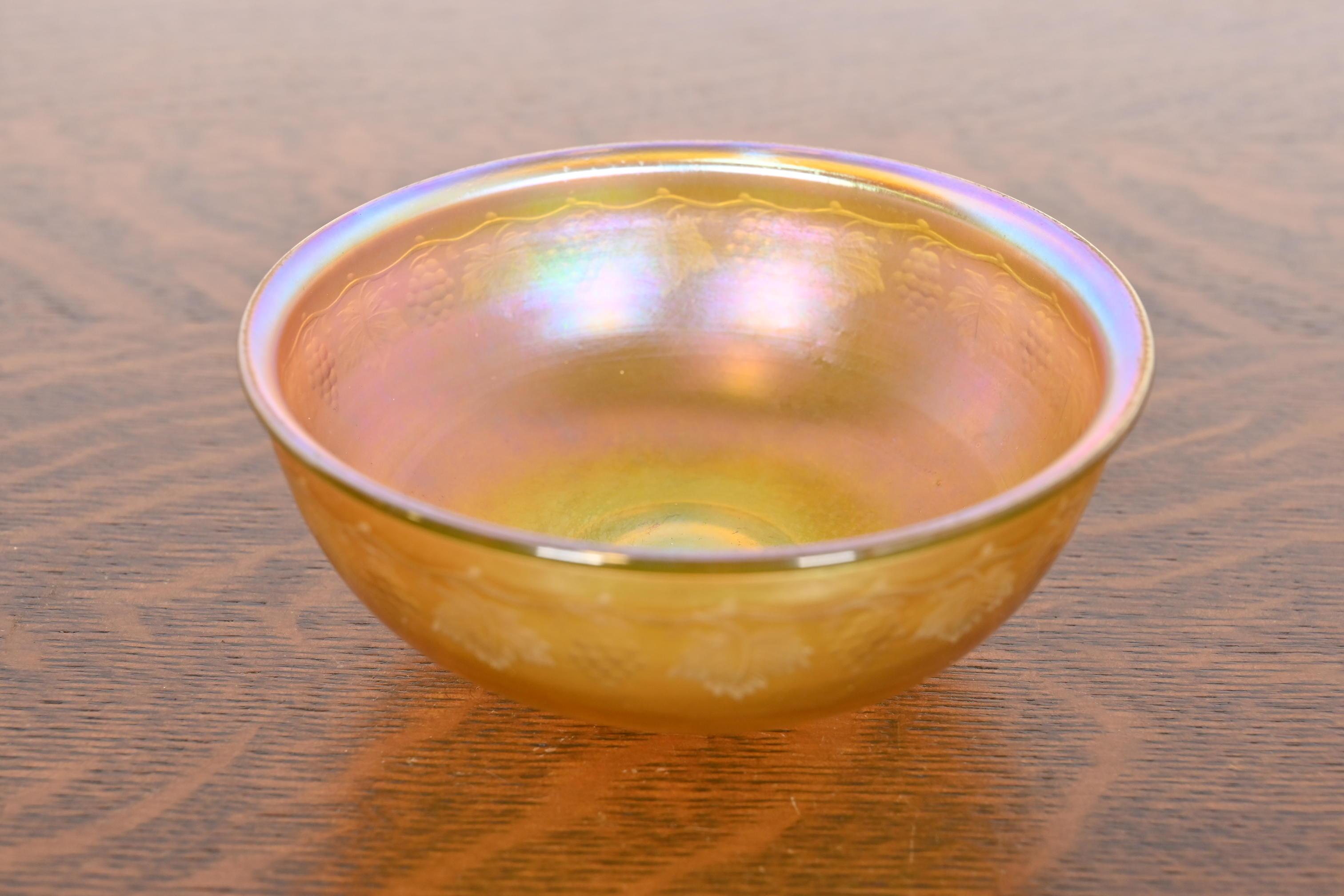 Americano Louis Comfort Tiffany Favrile Ciotola in vetro artistico iridescente con grappolo d'uva inciso in vendita