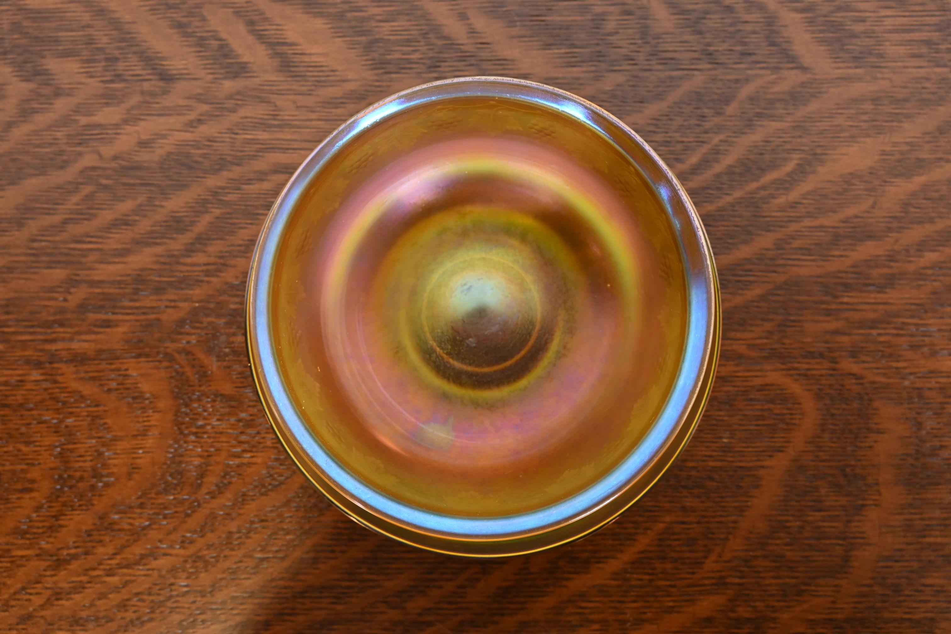 Louis Comfort Tiffany Favrile Ciotola in vetro artistico iridescente con grappolo d'uva inciso In condizioni buone in vendita a South Bend, IN