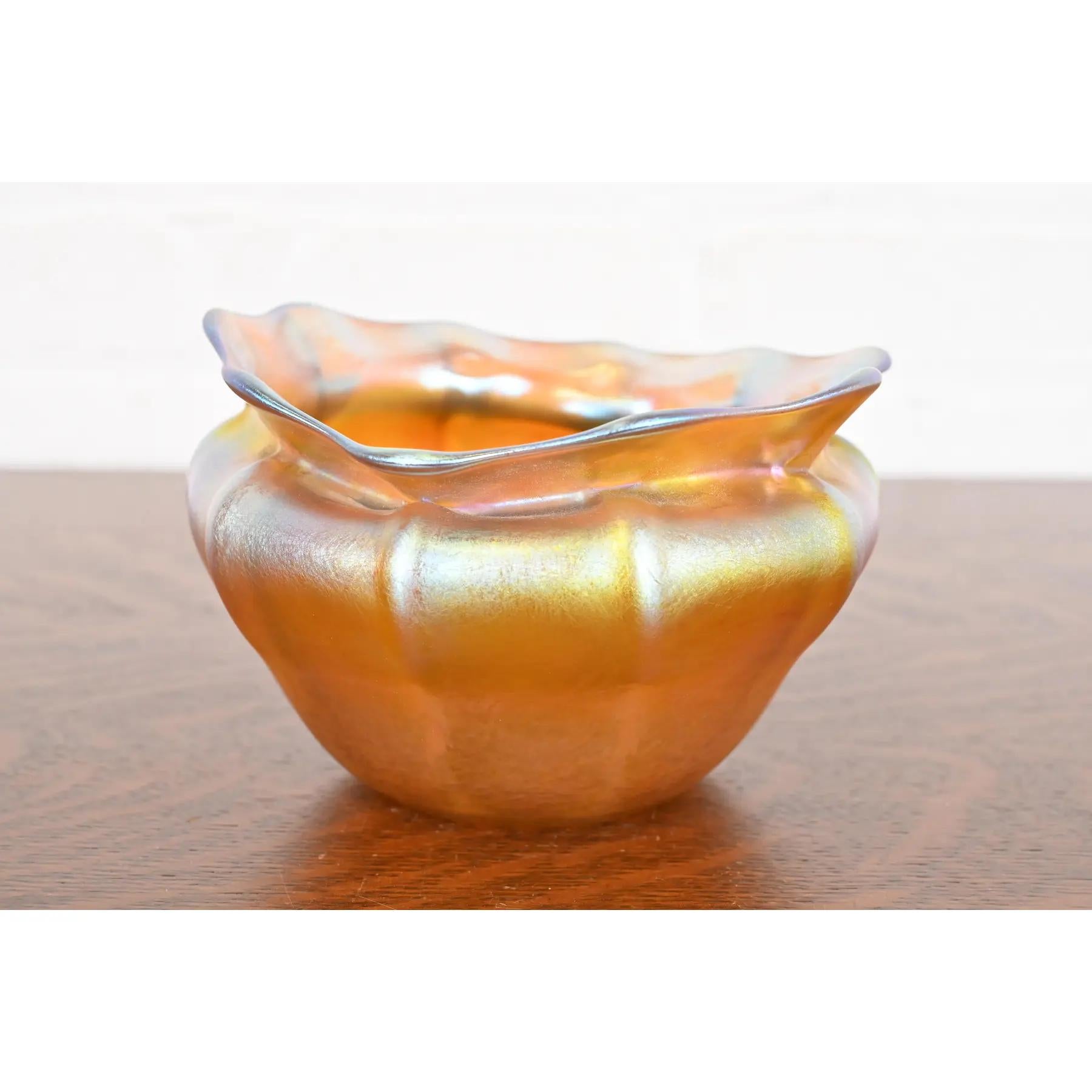 Superbe bol en verre d'art irisé Favrile d'époque Arts & Crafts ou Art Nouveau avec bord festonné.

Par Louis Comfort Tiffany pour Tiffany Studios (signé au-dessous)

New York, États-Unis, vers 1910

Mesures : 6 
