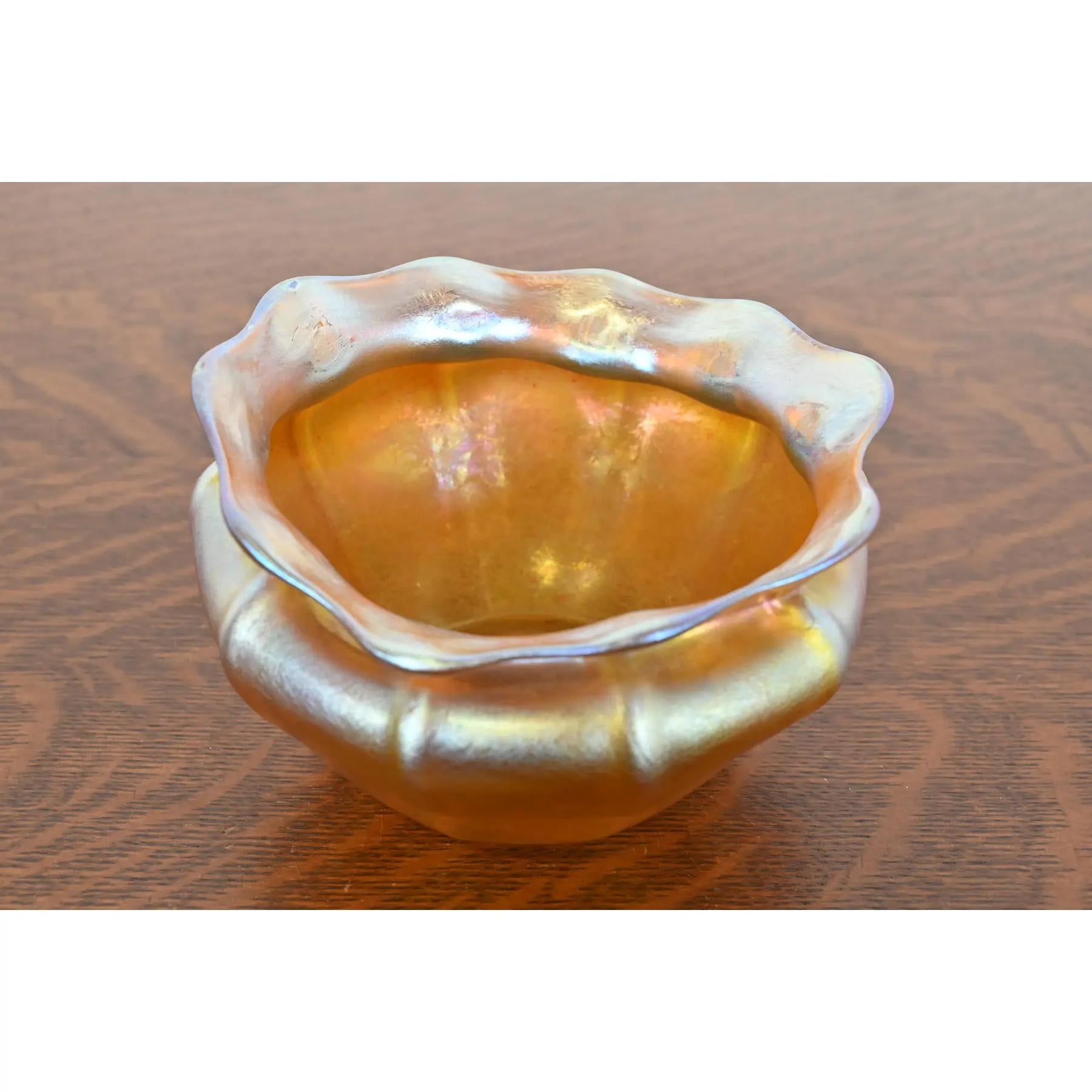 Art déco Louis Comfort Tiffany Favrile Iridescent Art Glass Bowl With Scalloped Edge (bol en verre d'art irisé à bord festonné) en vente