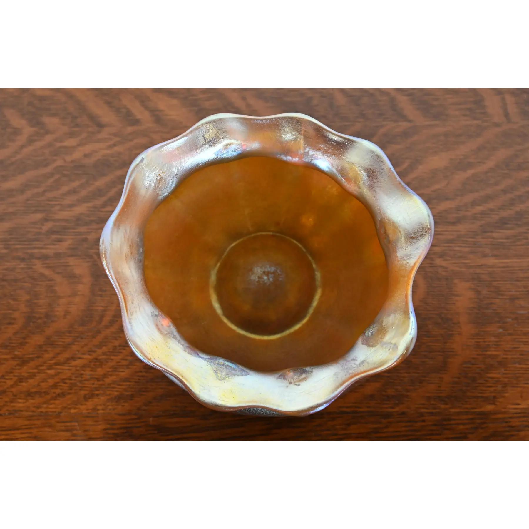 Américain Louis Comfort Tiffany Favrile Iridescent Art Glass Bowl With Scalloped Edge (bol en verre d'art irisé à bord festonné) en vente