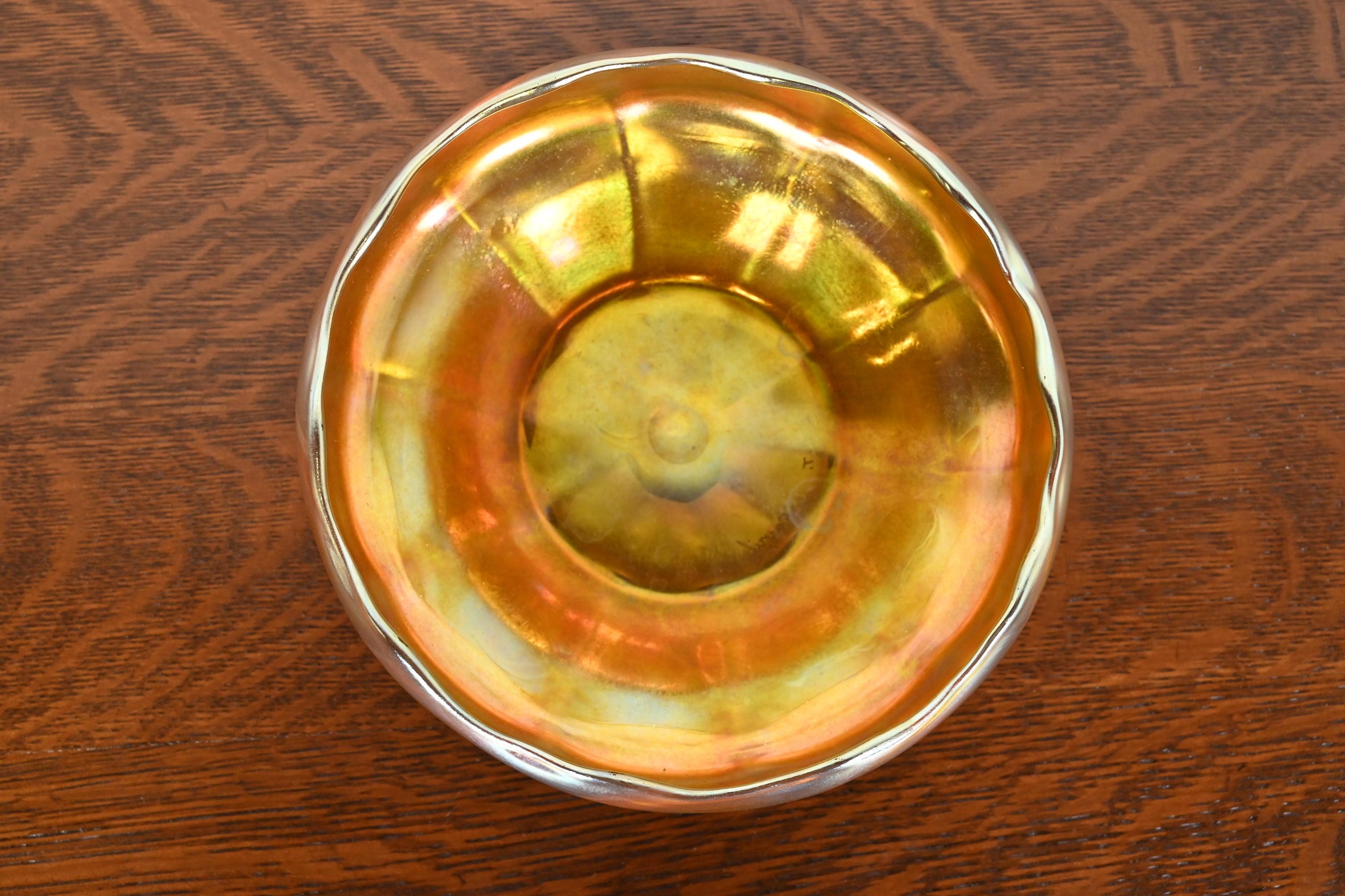 Louis Comfort Tiffany Favrile Iridescent Art Glass Bowl With Scalloped Edge In Good Condition In South Bend, IN