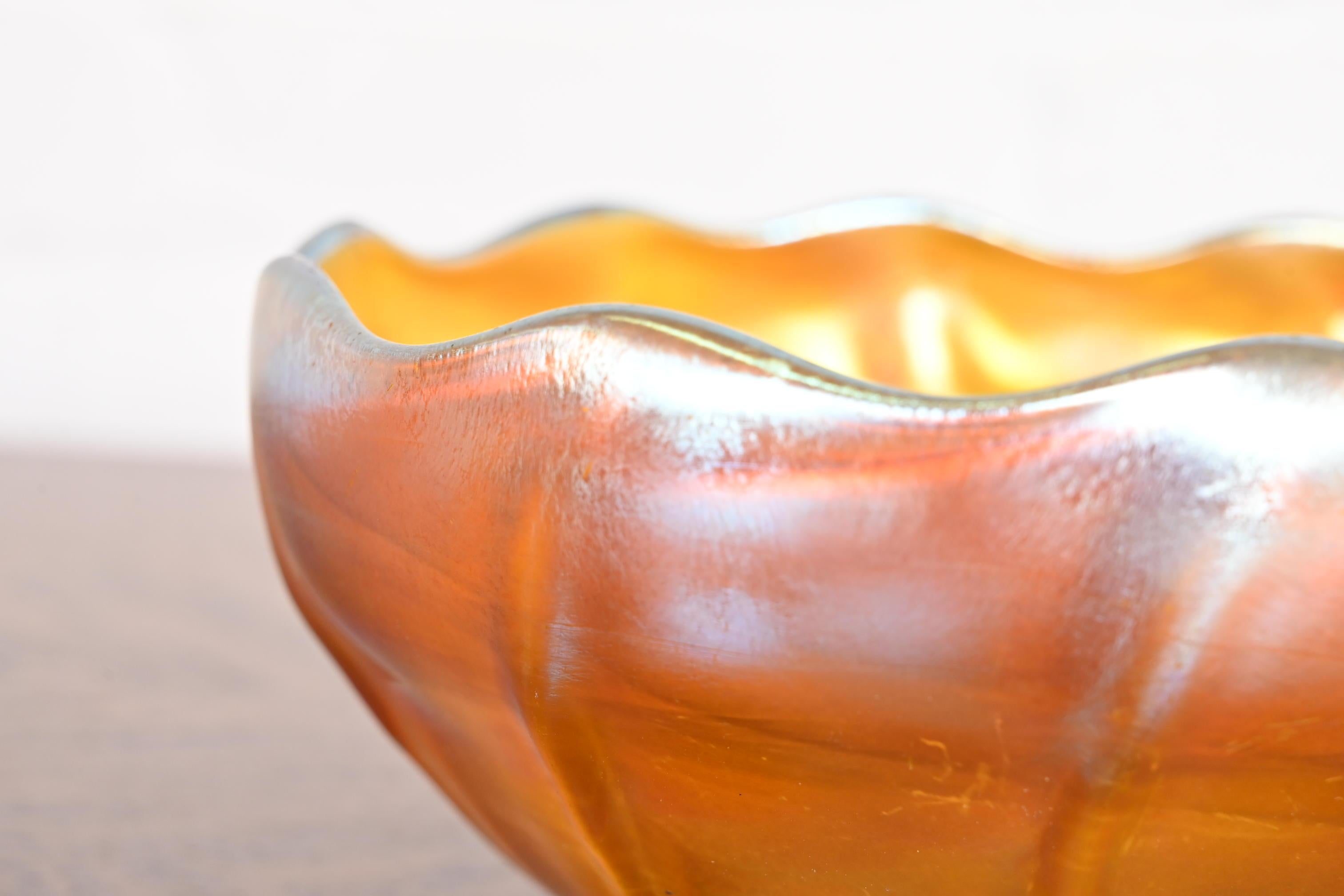 Louis Comfort Tiffany Favrile Iridescent Art Glass Bowl With Scalloped Edge In Good Condition In South Bend, IN